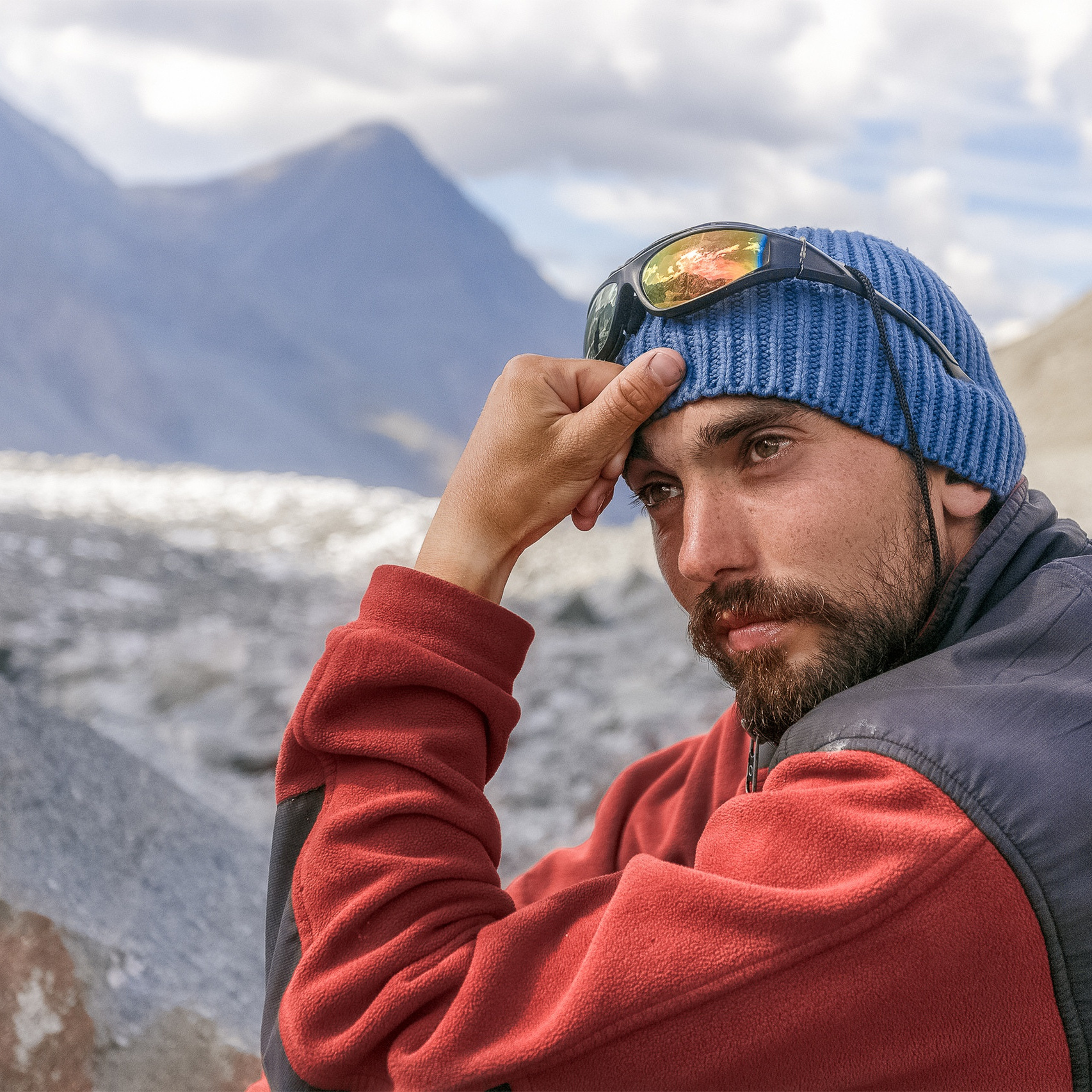  Портрет молодого парня в горах, поход/ Антон Кожевников фотограф