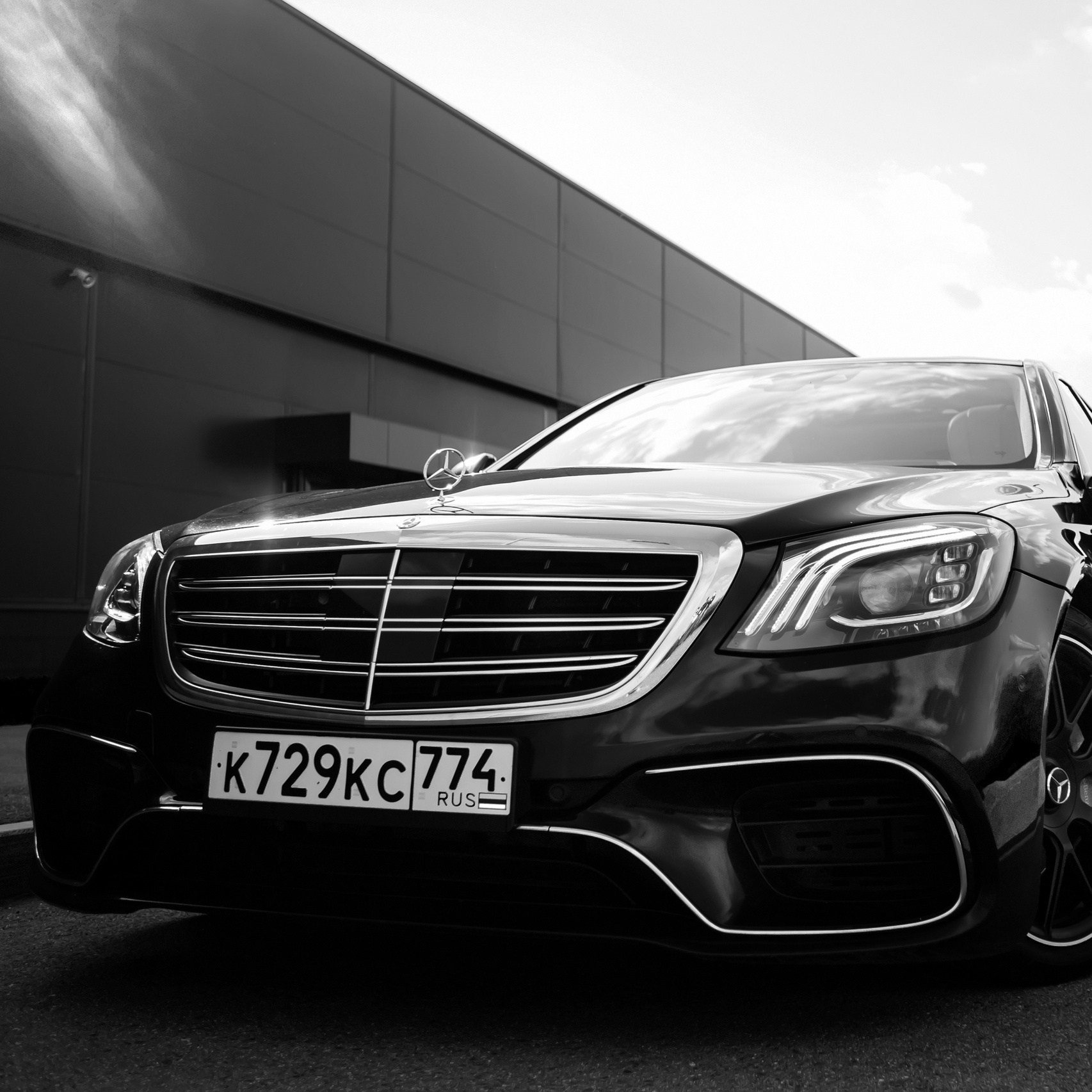 Мерсесдес рядом с зданием
