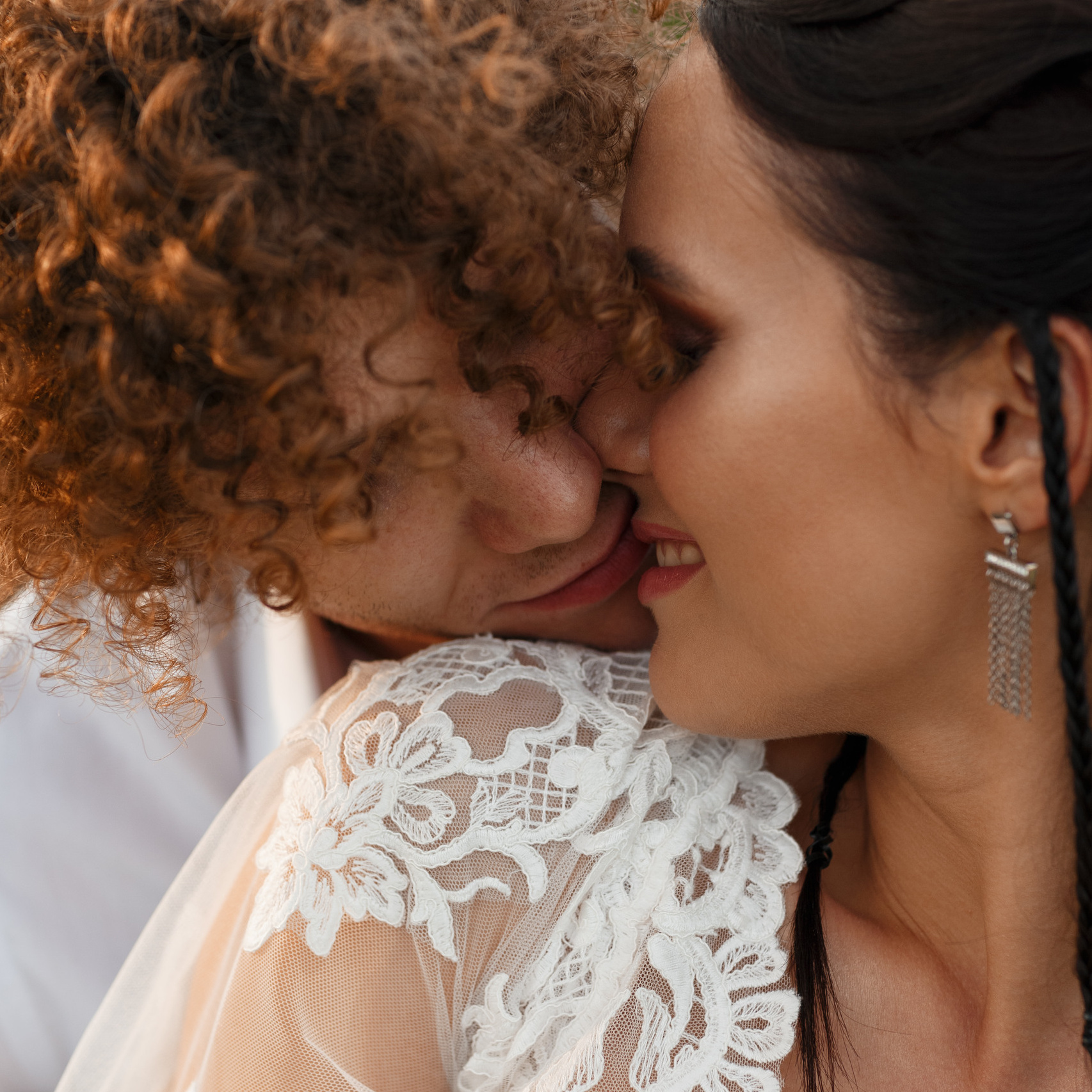 Нежный поцелуй новобрачных. Нежные объятия.