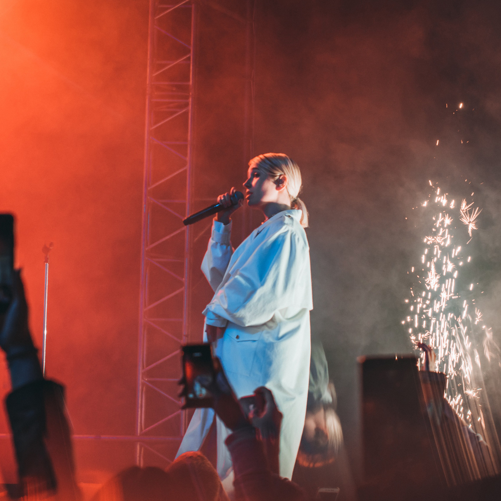 Репортажная фотография концерта клавы коки