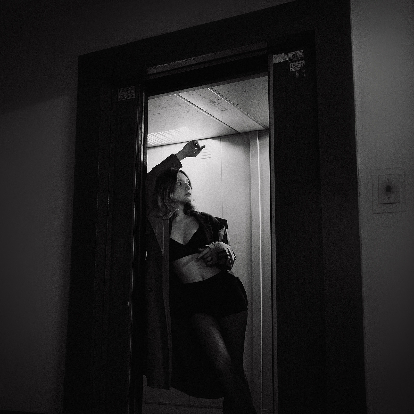 Девушка в лифте