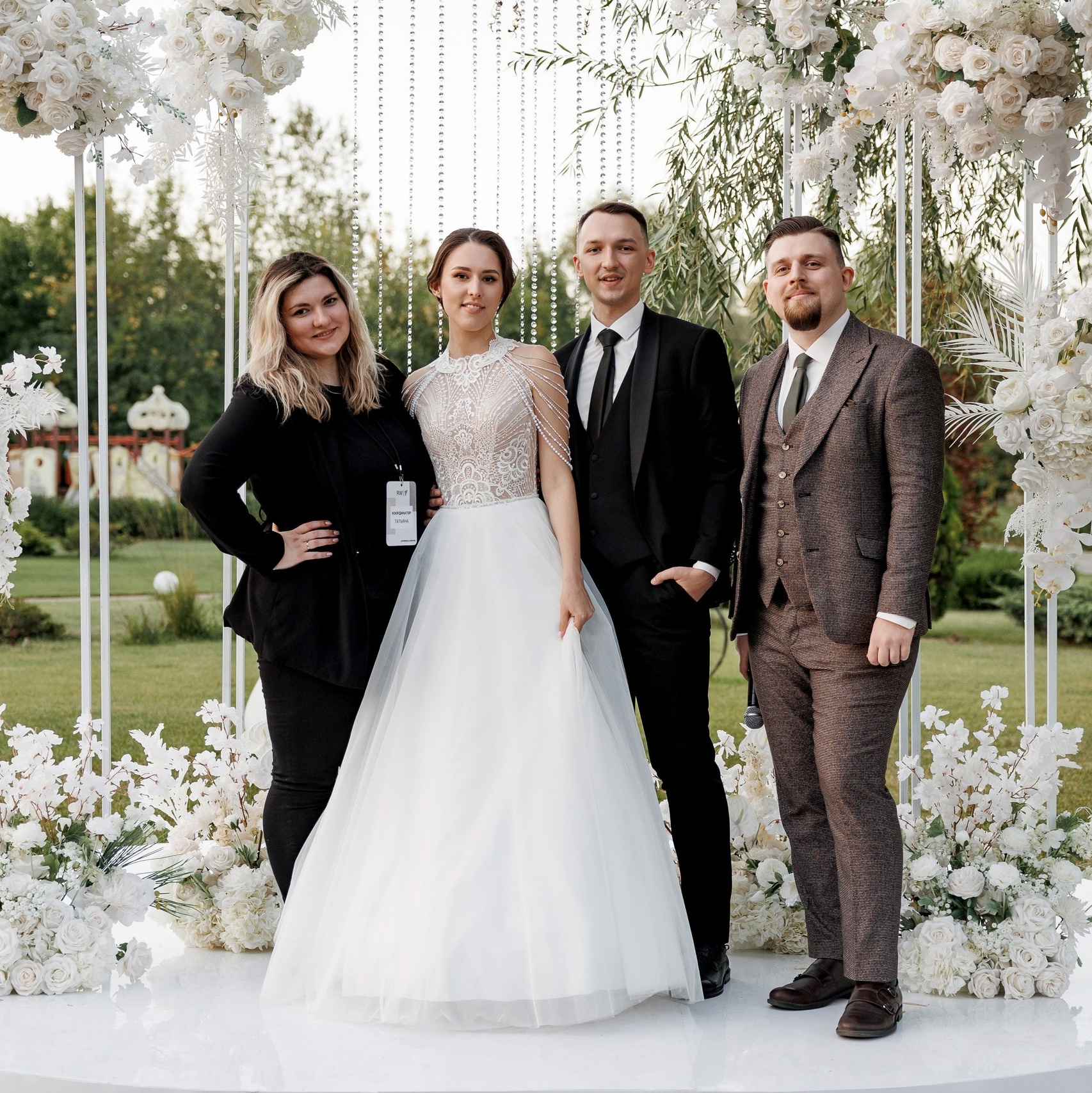 Свадебная пара и координатор на площадке. Репетиция свадебной церемонии под контролем координатора