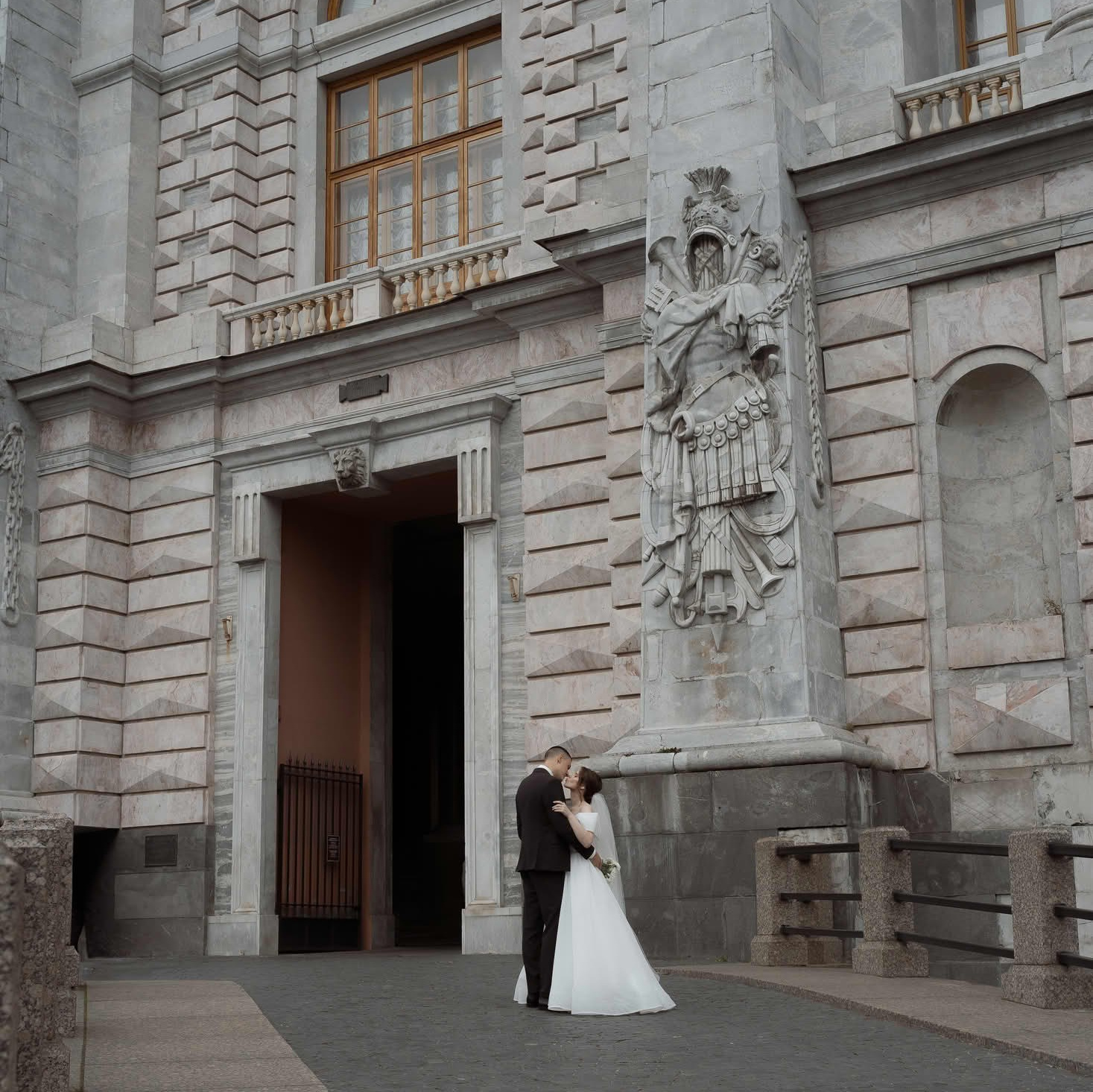 Невеста выходит из Михайловского замка через парадный вход