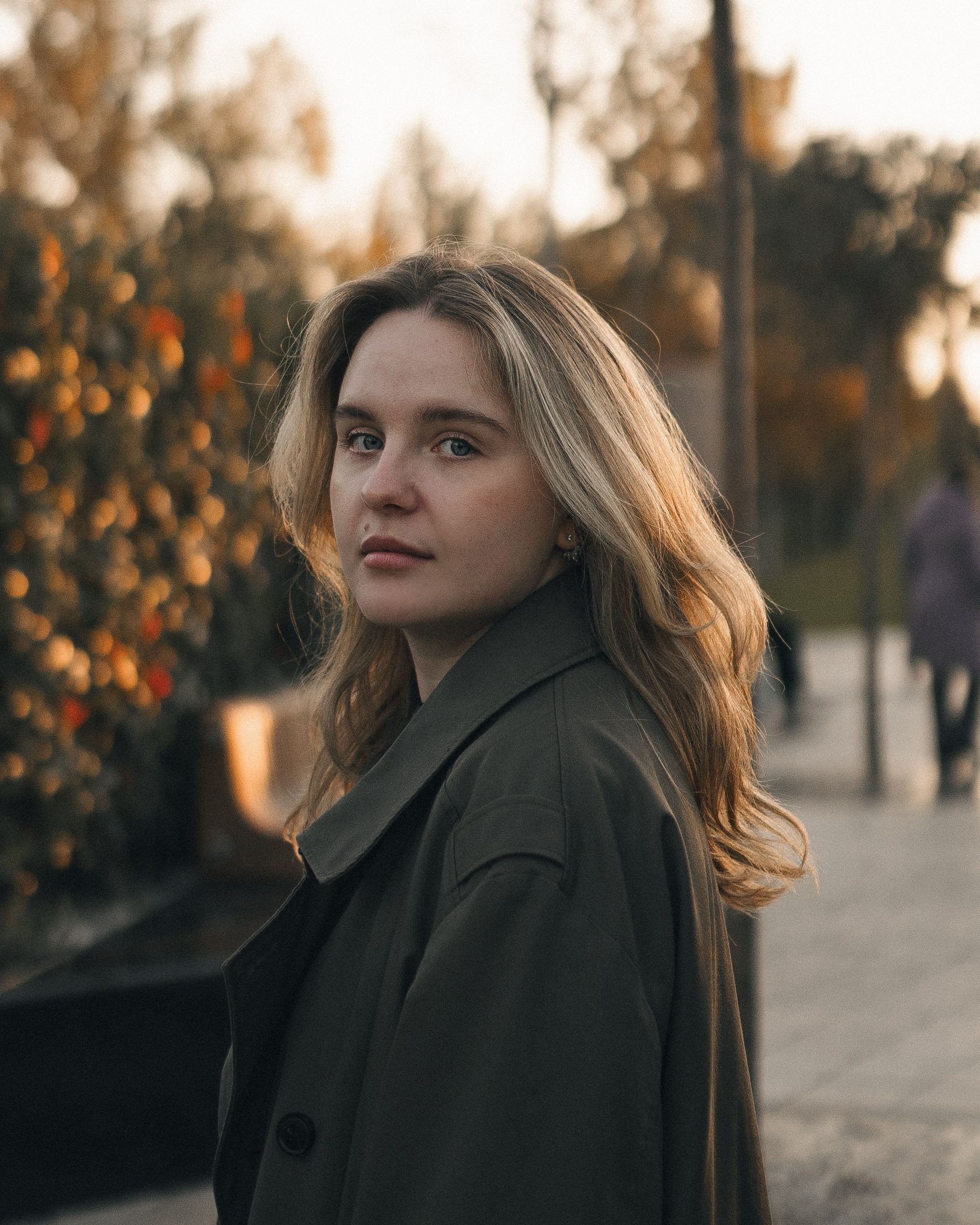 девушка стоит с собакой в парке