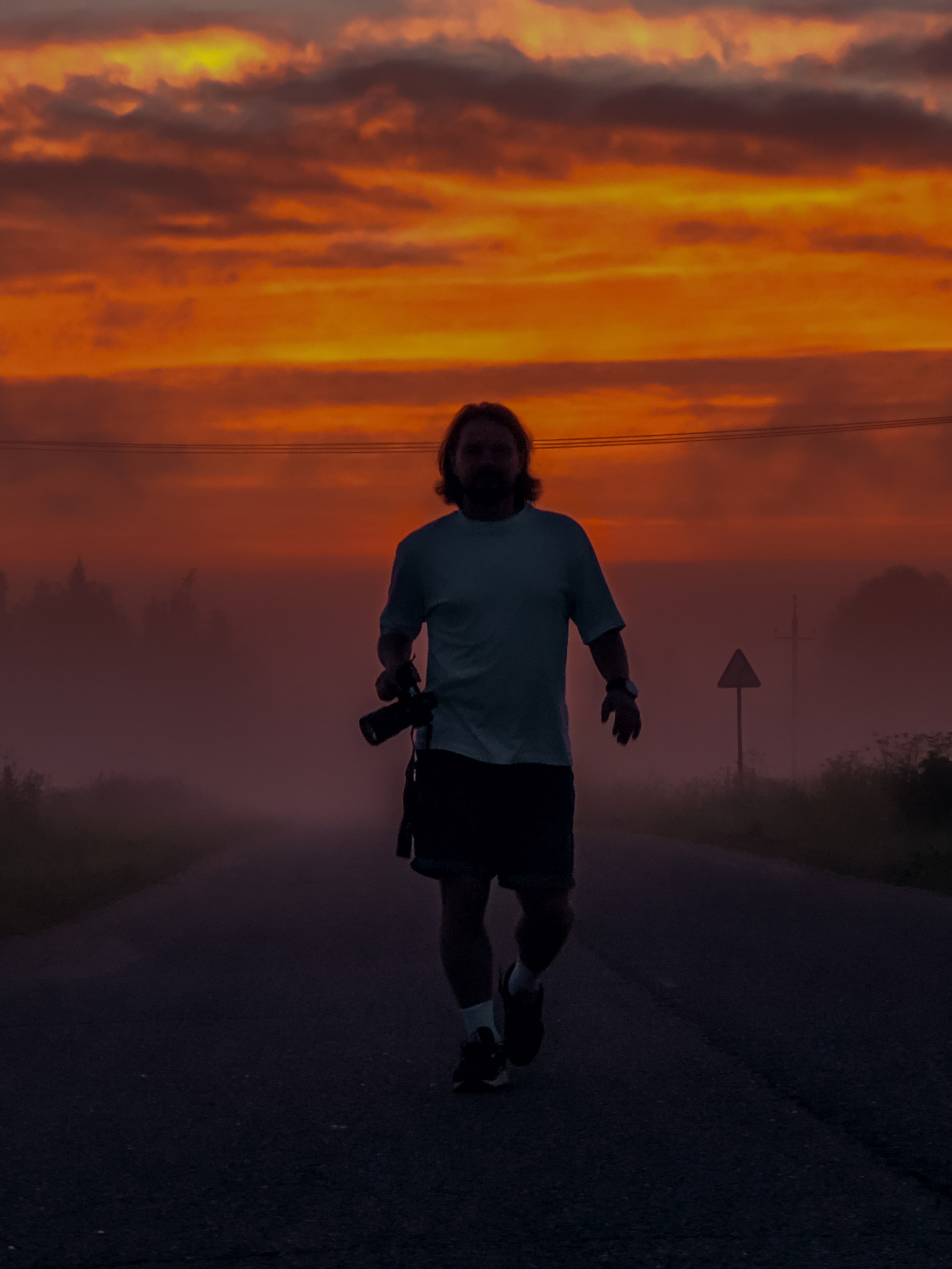 мужчина в закате с фотоаппаратом восход солнца в тумане Фотограф Руслан Каримов Профессиональный фотограф в Одинцово на съёмке крещения