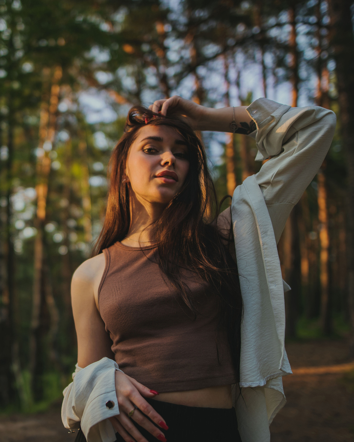 Портрет девушки на фоне солнечного леса