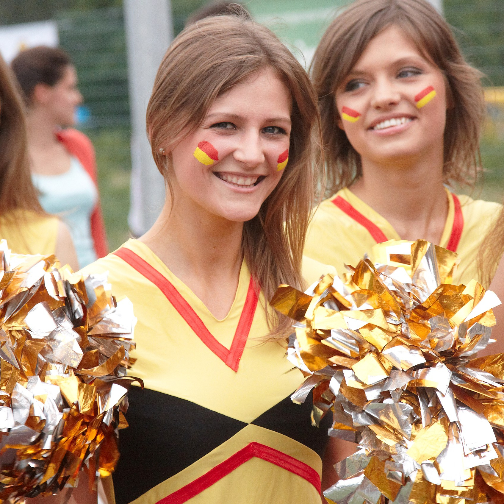 Командный футбольный матч тимбилдинга: азарт, поддержка и спортивный дух коллектива