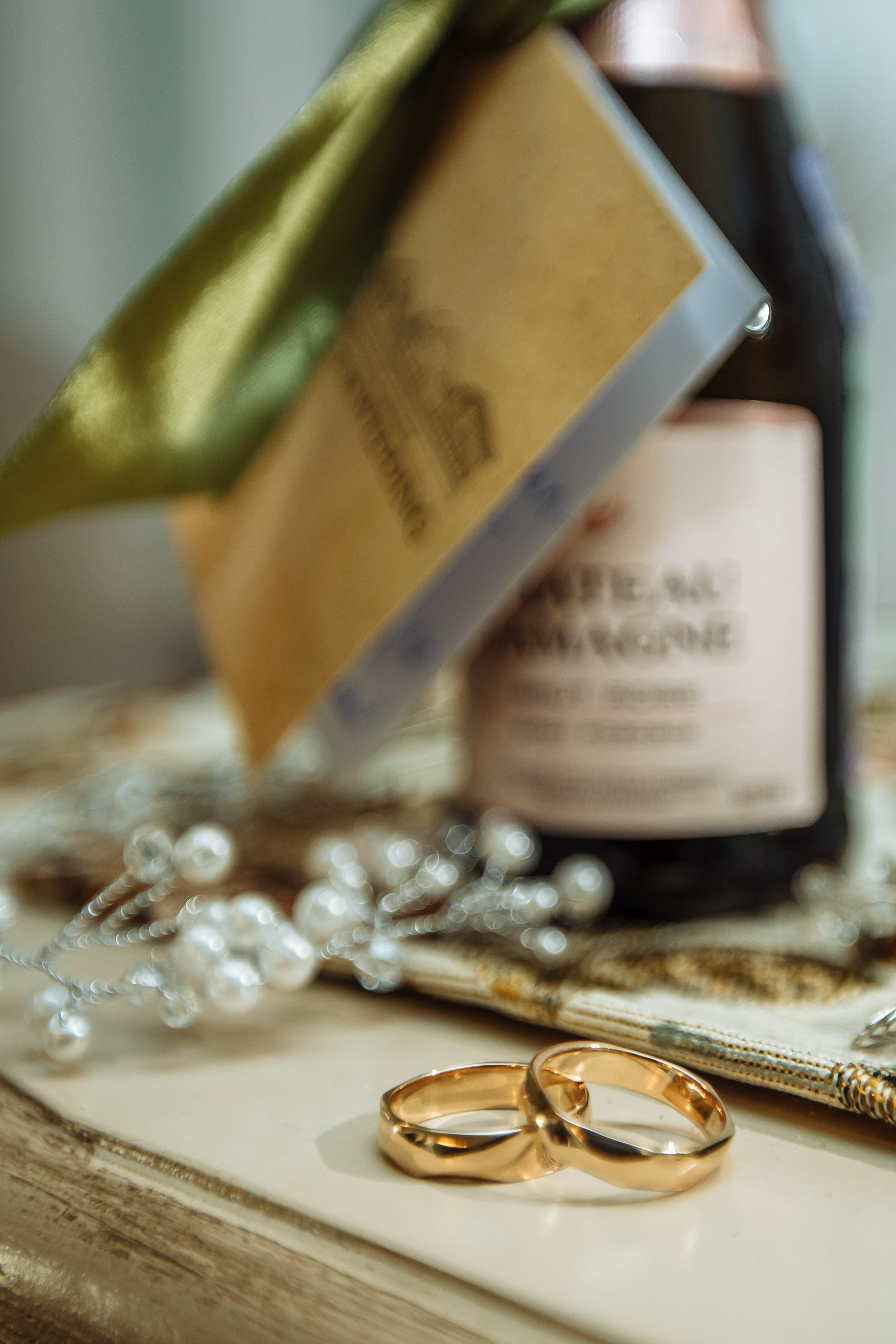 Крупно свадебные кольца на сборах невесты. Фото и видео съёмка Павел Коротков