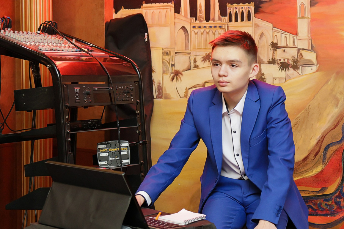 Диджей + караоке (ск). НаВеселе…)) Тамада (Ведущий) в Туле! Юбилеи, Свадьбы, Корпоративы! Ростовые куклы! И всё необходимое для Вашего Праздника!