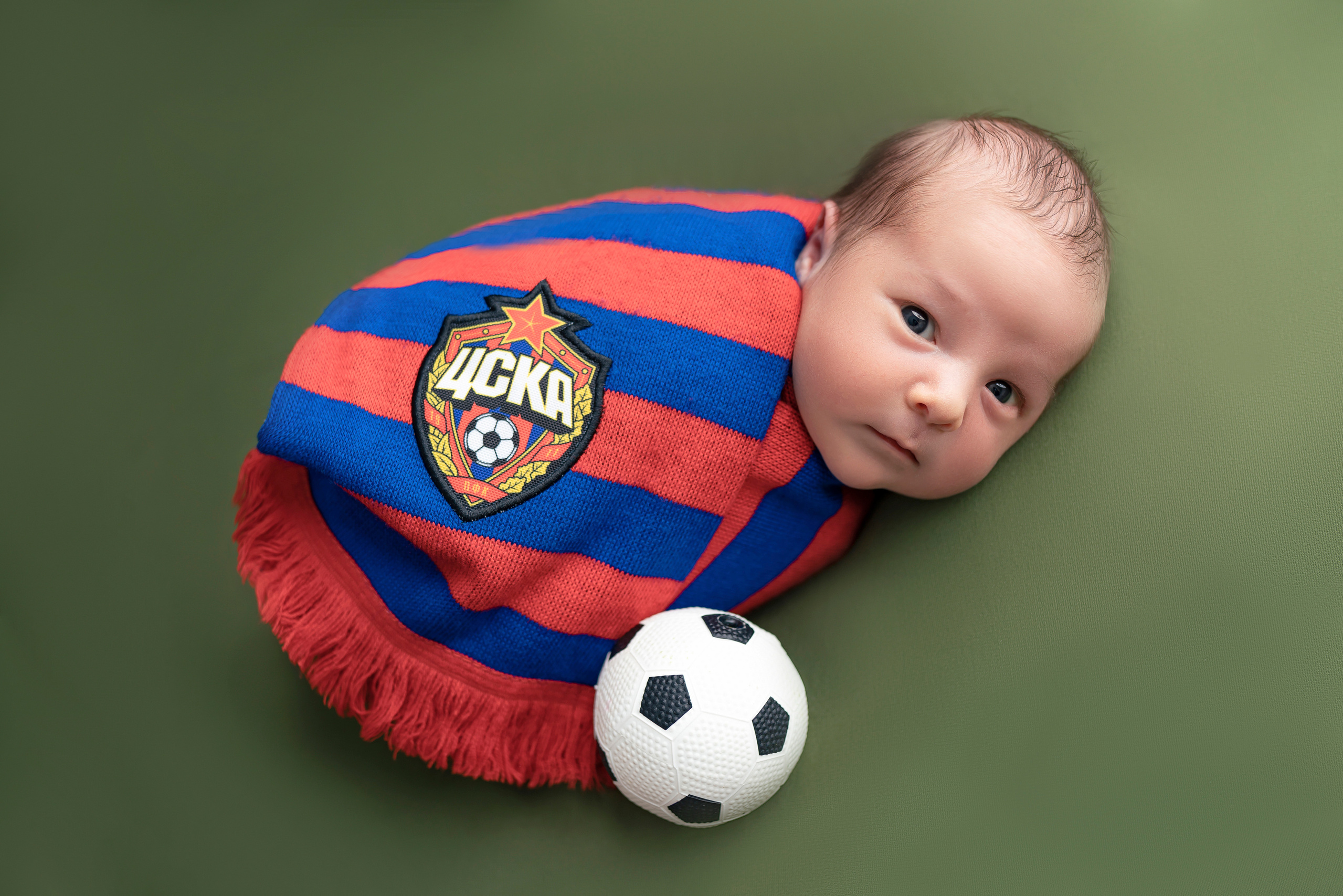 Newborn, фотосессия новорожденного, съемка в студии, футболист. Фотограф newborn, беременности в стиле vogue, фотопроекты. Москва