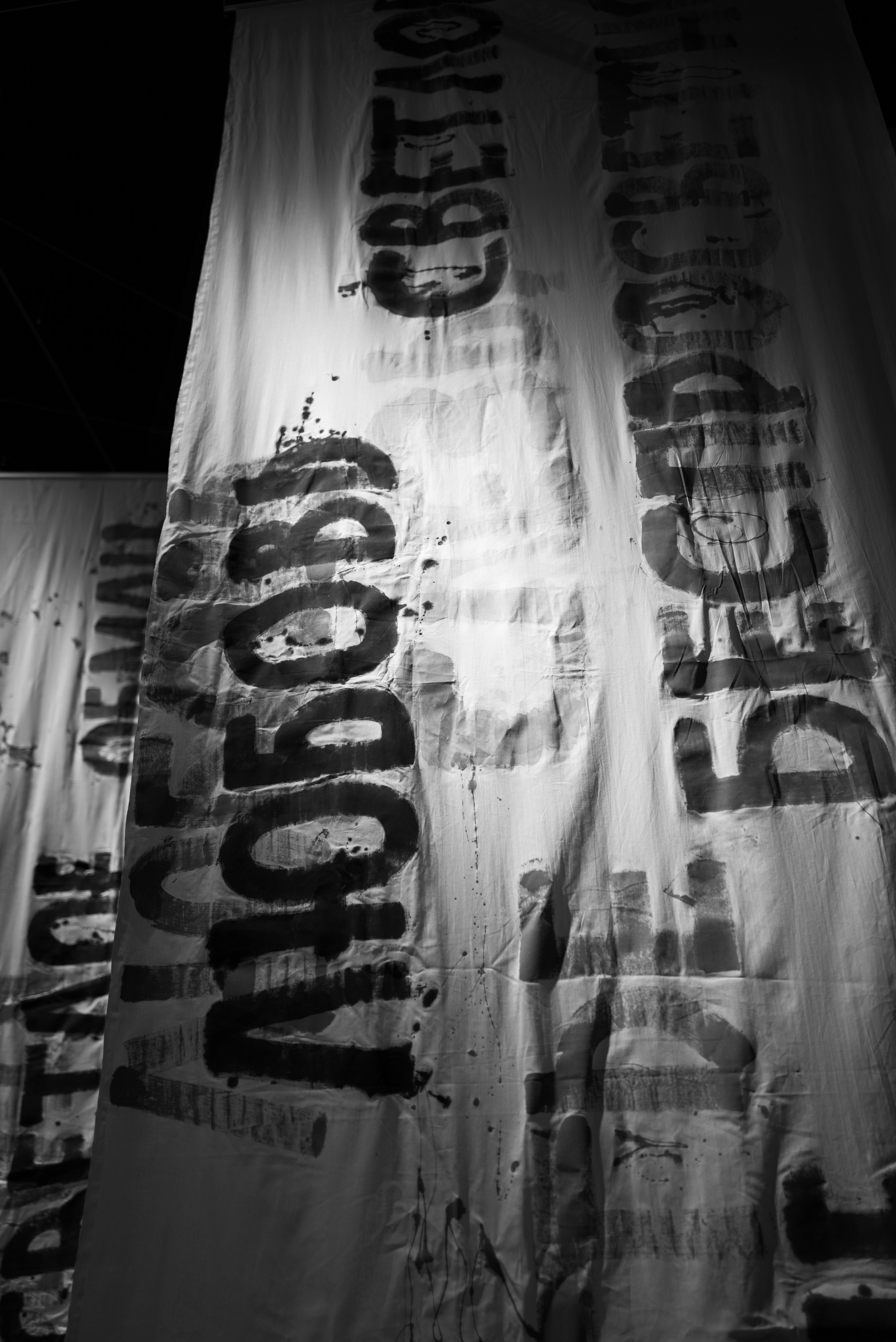 Инсталляция с надписью "Любовь" в Паркинг Галерее в Зарядье