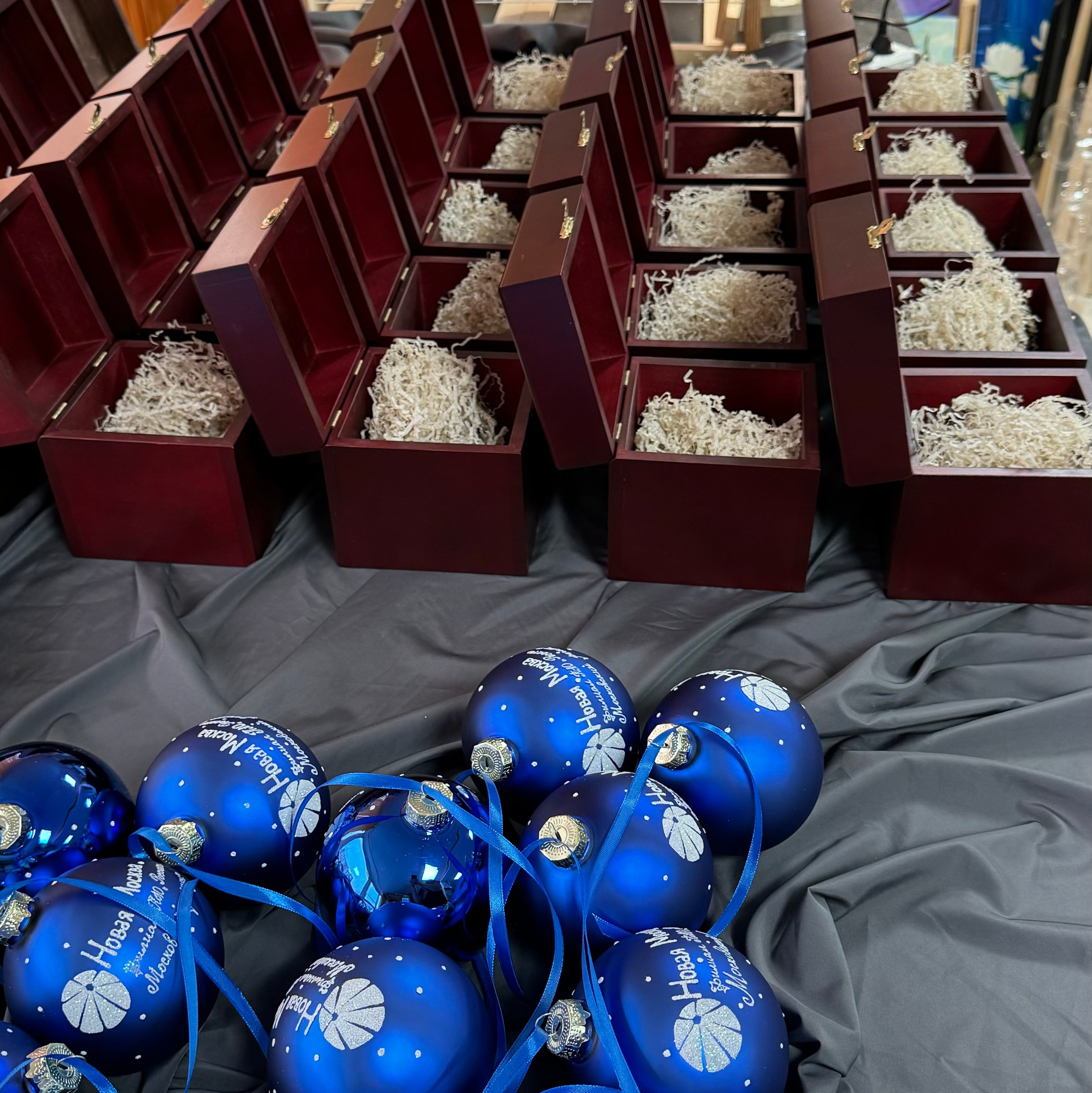 Елочный шар с росписью-Ваш лучший подарок на Новый Год. Арт-вечеринки и мастер-классы в Москве для взрослых и детей