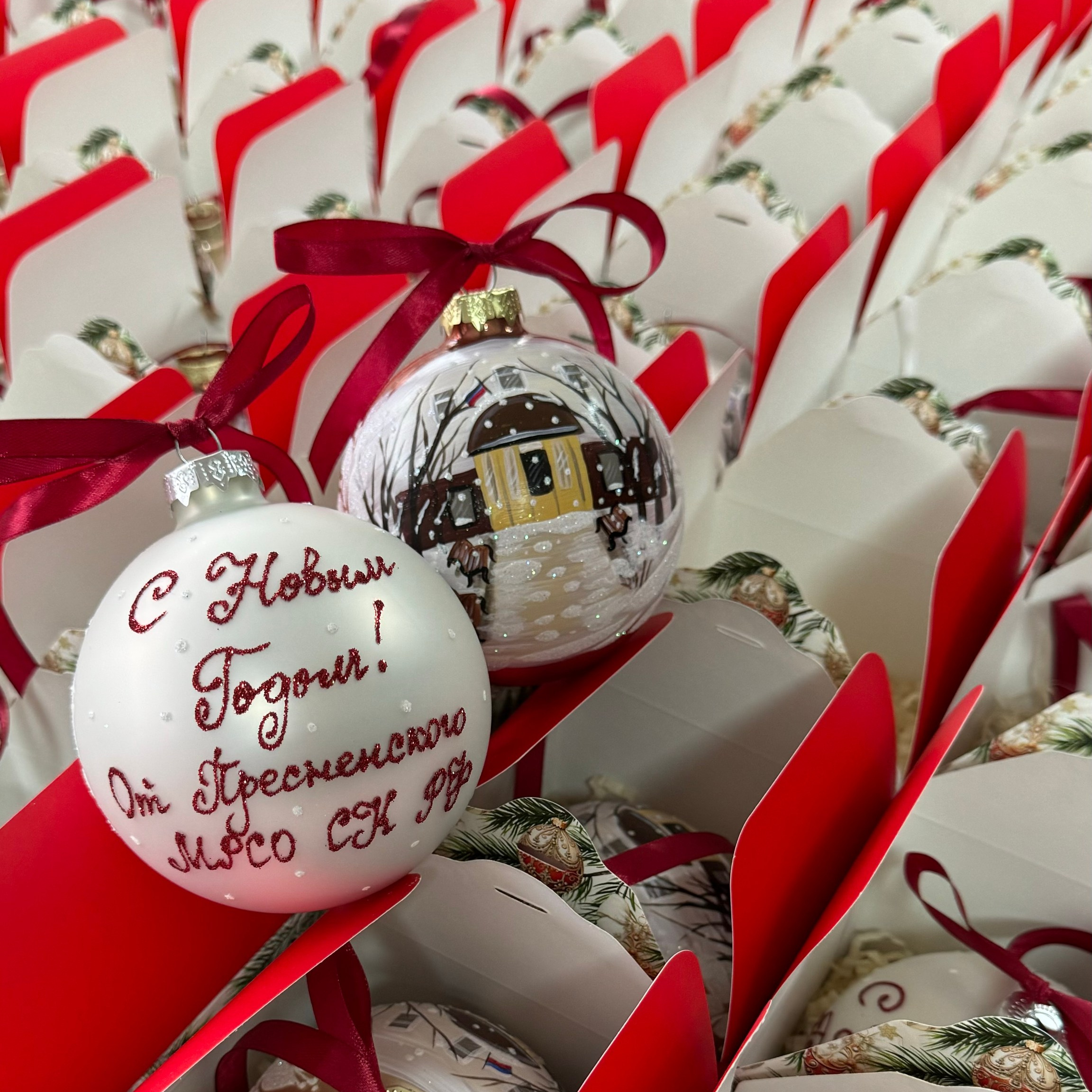 ArtSHARm- наше портфолио по ёлочным шарам с ручной росписью. Художественная ручная роспись елочных шаров, корпоративные подарки и восковые аромасвечи