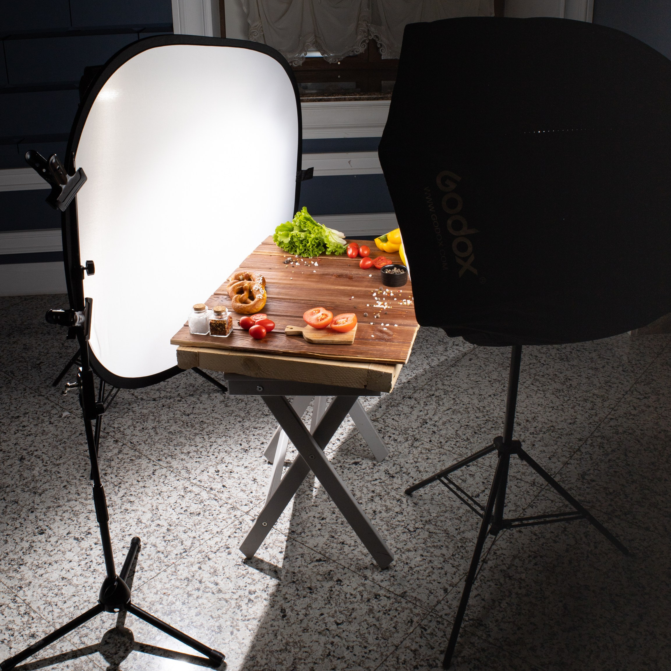 Световое оборудование фотографа во время съемочного процесса 