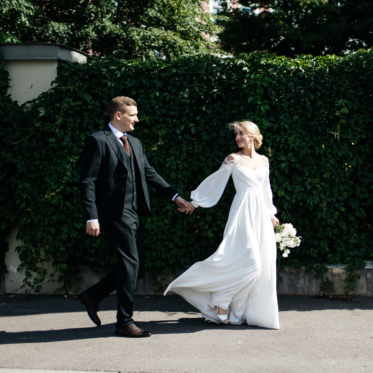 Влюбленная пара бежит по дороге