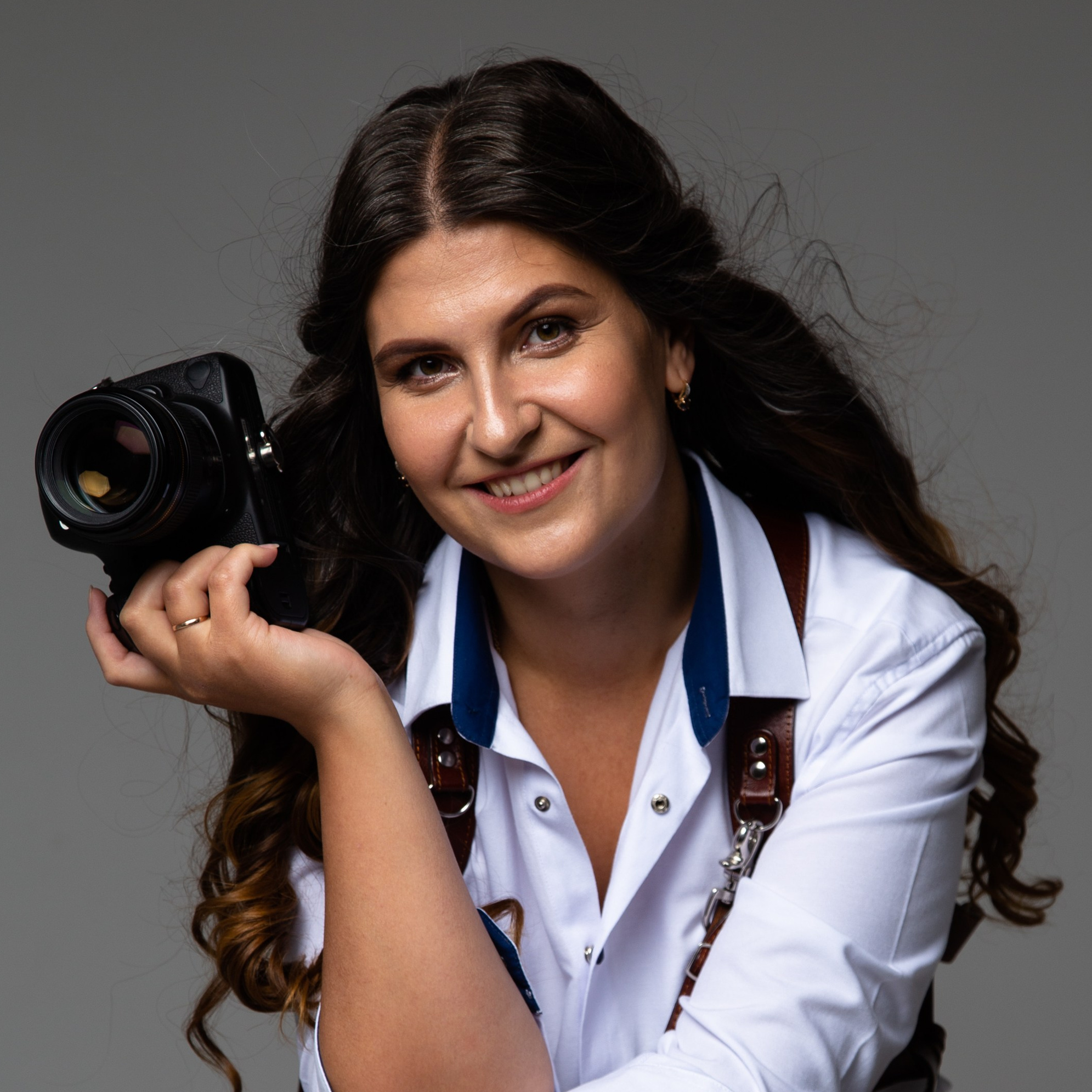 Фотограф Анастасия Кись.  Студийные фотосессии. Женская фотография. Семейные фотосессия. семейная фотосессия, семейный портрет поколение, наследие. Фотосессия беременности в тканях. Фотосессия беременной с мужем. 