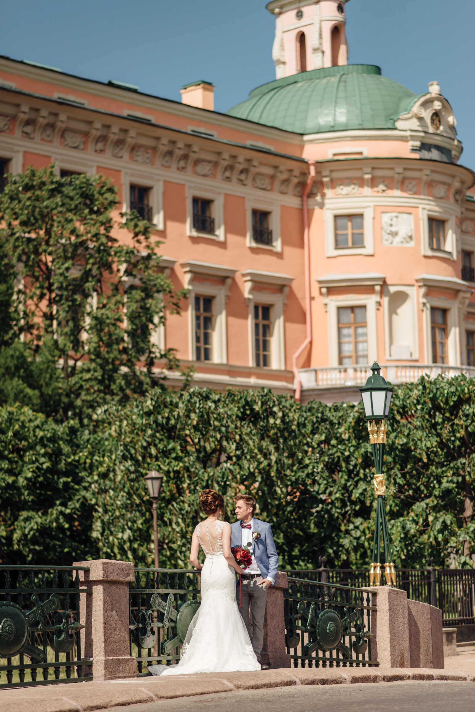 дворцы в Санкт-Петербурге для свадебной фотосессии в дождь, осенью или зимой