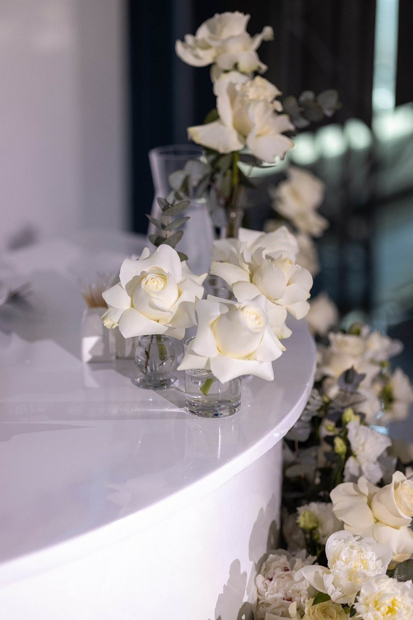 Стильный свадебный декор, живые цветы, минимализм, белый, свадьба в Самаре 2026