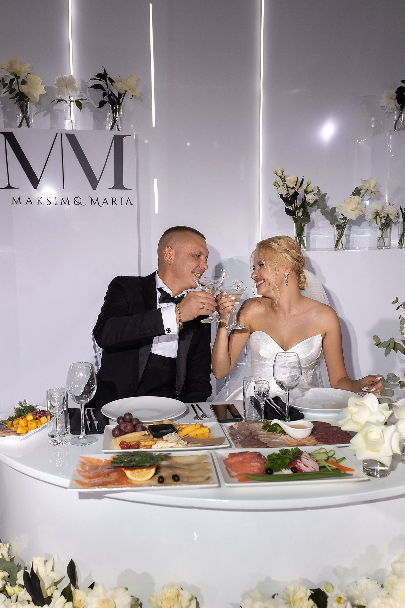 Жених и невеста за президиумом в sky village в Самаре, свадебный фотограф Сергей Ярилин