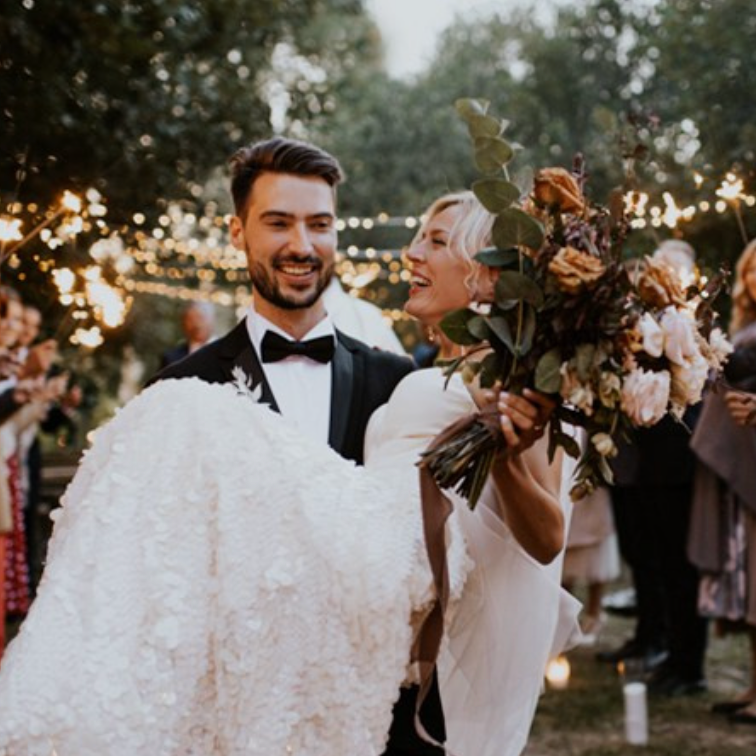 Жених несёт невесту на руках