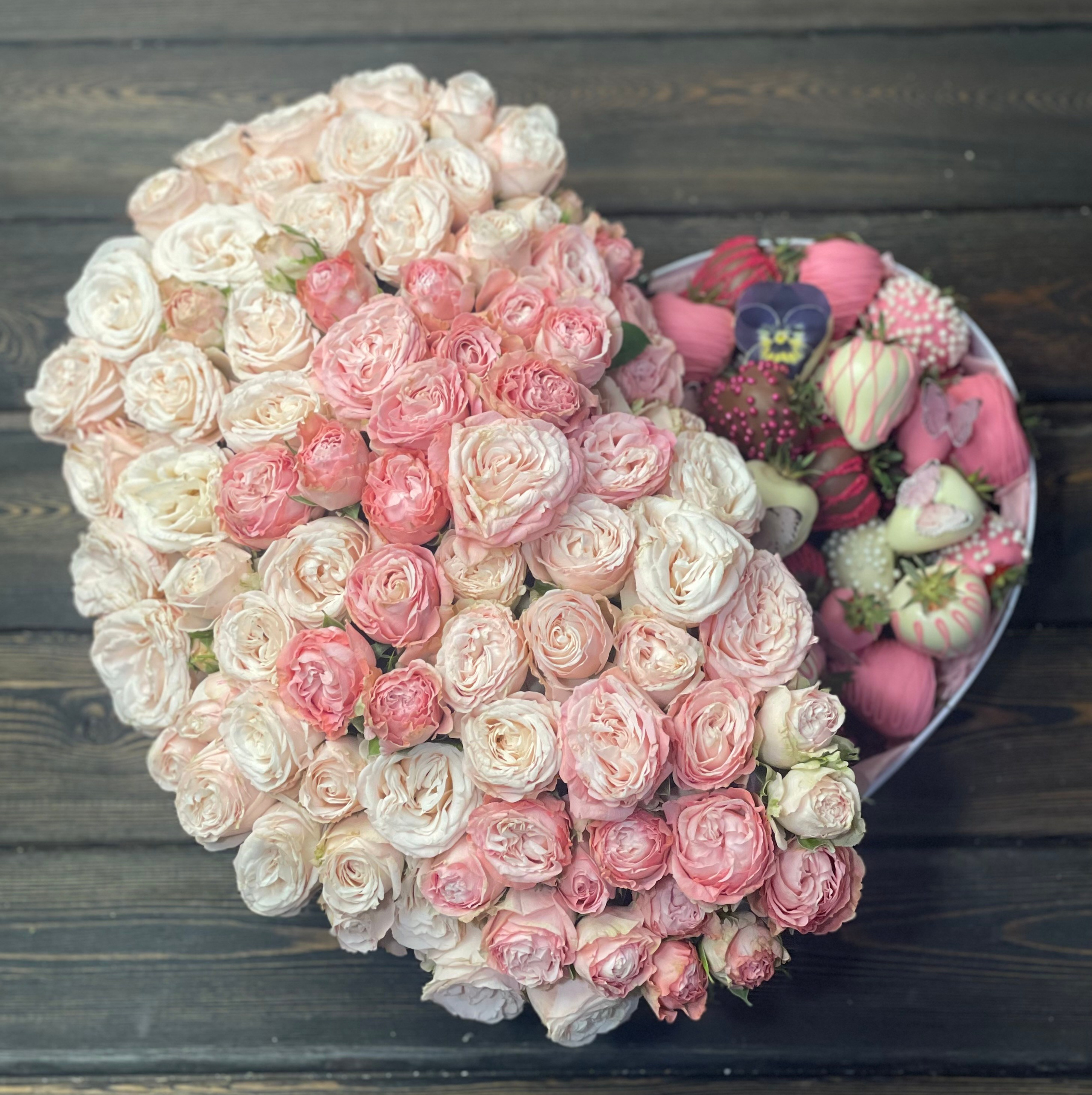 Композиции с цветами. Клубника в шоколаде в Сургуте