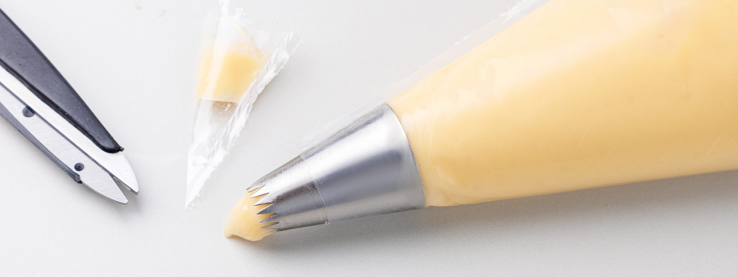 Отсаживаем тесто для эклеров через кондитерский мешок