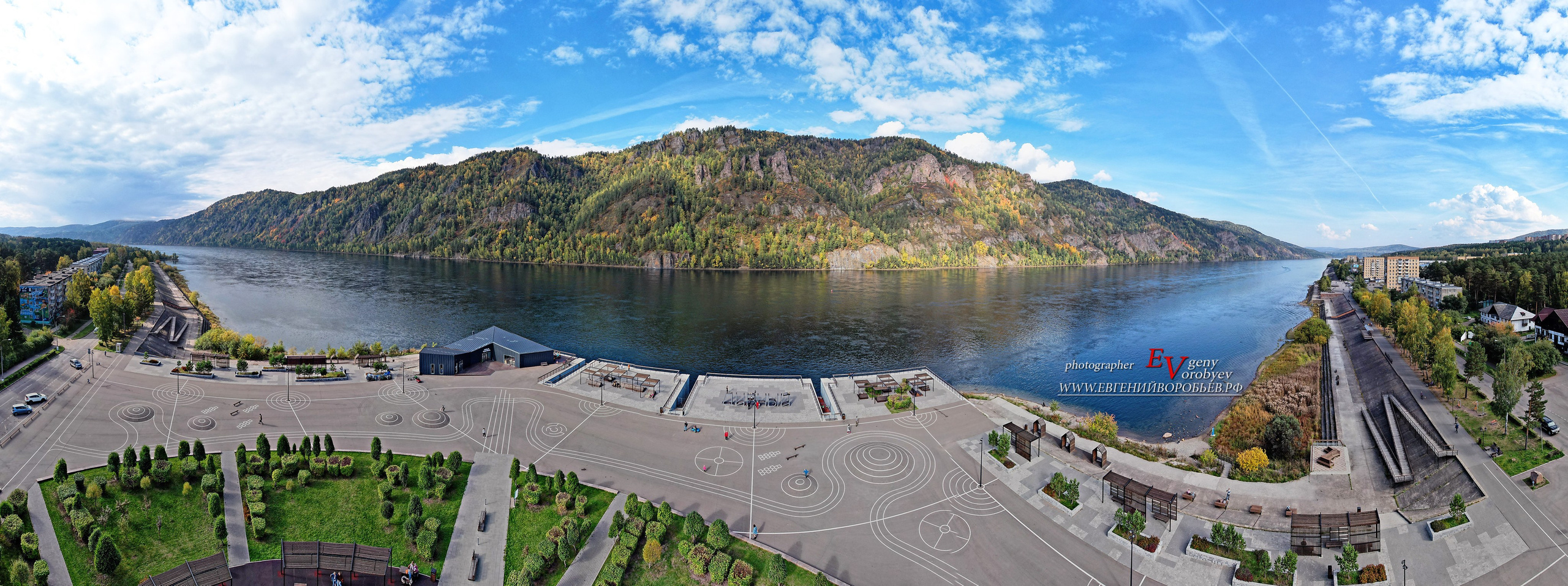 набережная Дивногорска панорамный вид на Енисей скалы индивидуальный тур Красноярск экскурсии фото интересные места что посмотреть куда сходить что посетить достопримечательности Красноярска фототур фотосессия аренда кабриолета аренда микроавтобуса трансфер цена заказать экскурсию программа маршрут смотровые площадки видовые красивые места Национальный парк заповедник Столбы Дивногорск Красноярская ГЭС путешествие туристический маршрут место силы Часовня Параскевы Пятницы Коммунальный мост остров Татышев Бобровый лог Николаевская сопка набережная Енисея село Овсянка музей Астафьева Караульная гора Виноградовский мост гид экскурсовод индивидуальная экскурсия фотосъемка виды на Енисей фанпарк Бобровый лог парк флоры и фауны Роев ручей Торгашинский хребет скала Такмак вантовый мост куда сходить цены расписание заказать онлайн экскурсионное обслуживание трансфер на комфортабельном автобусе