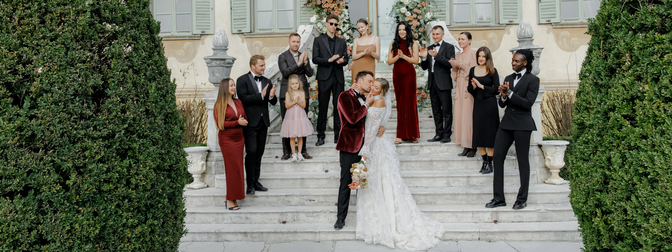 Свадебная церемония у арки на открытом воздухе, гости на дорожке. Италия. Бергамо