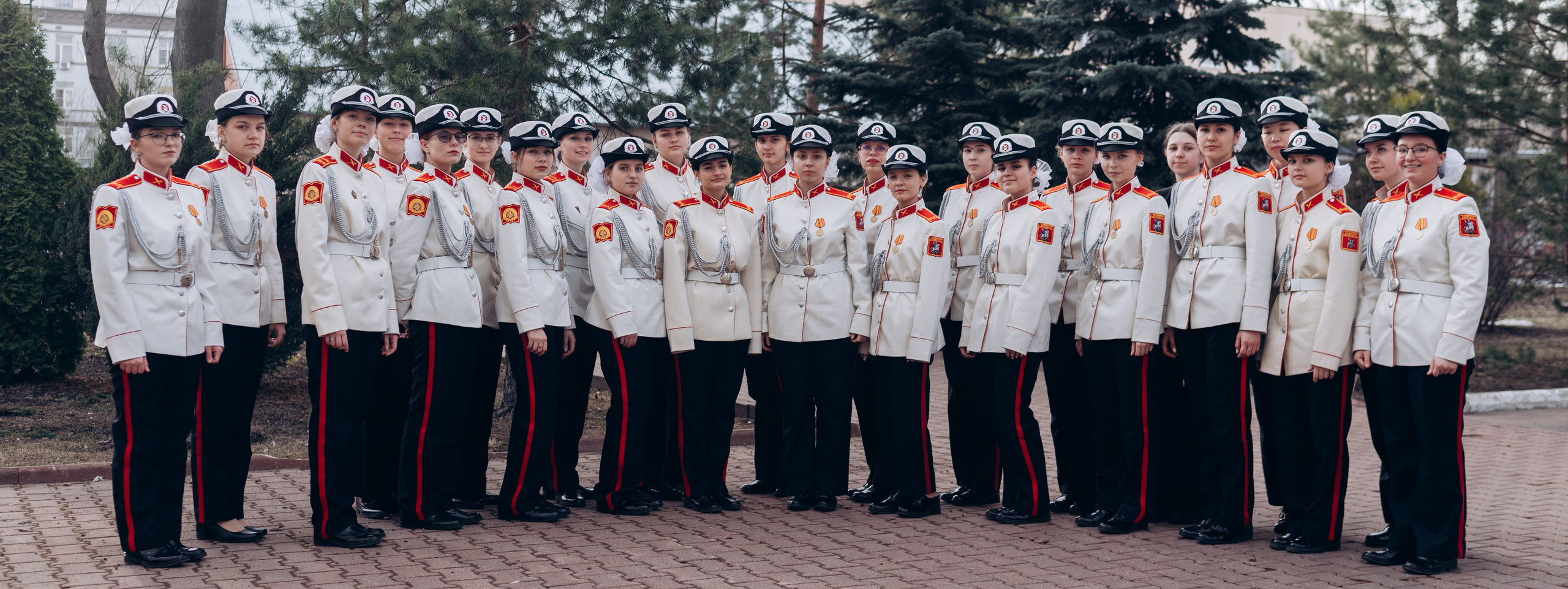 Выпускной альбом для школьного класса — фотосъёмка, дизайн и печать в Москве. MILATE — выпускные альбомы, фотосессии и видео в Москве