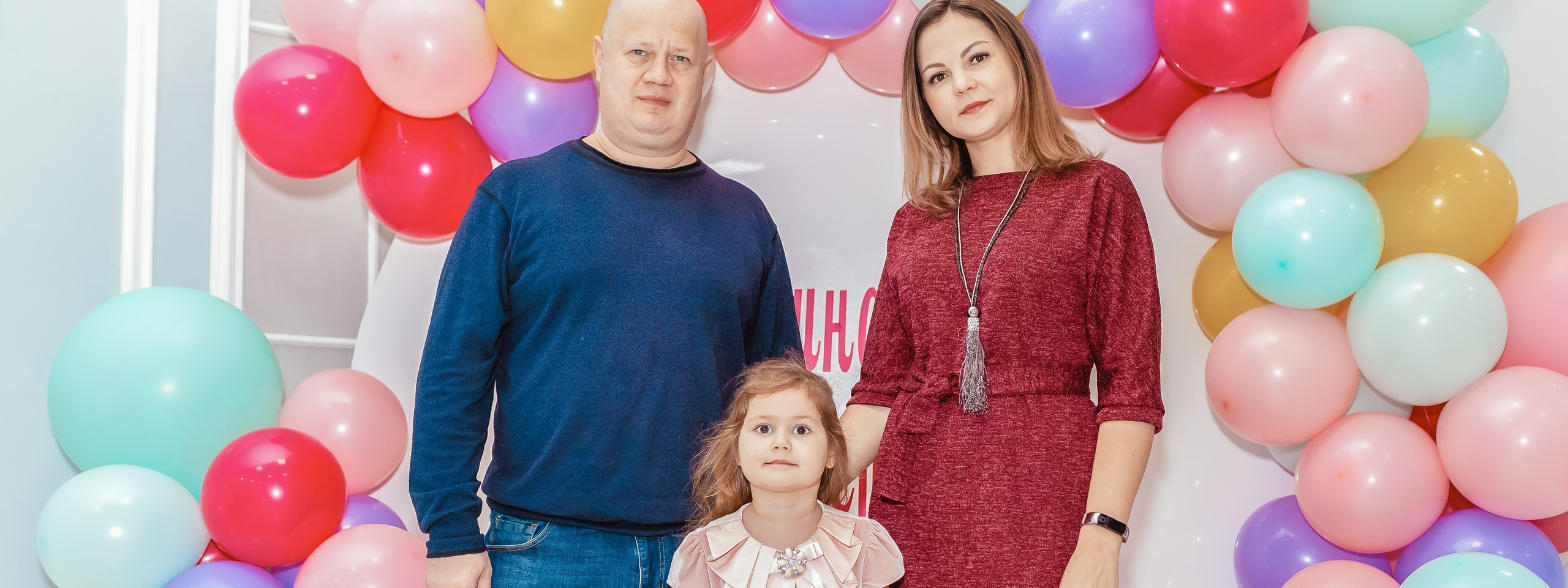 Девочка 5 лет в свой день рождения с семьёй.