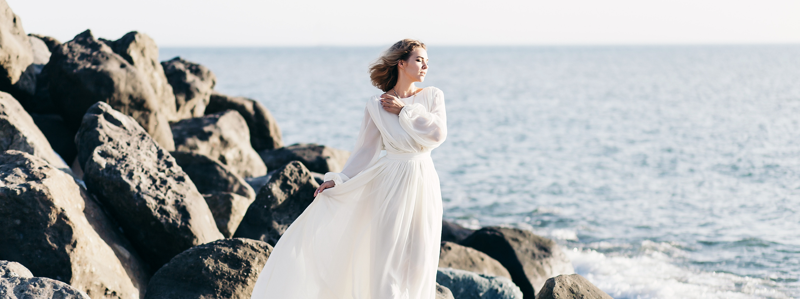 Детский осенний портрет с бордовыми и фиолетовыми астрами