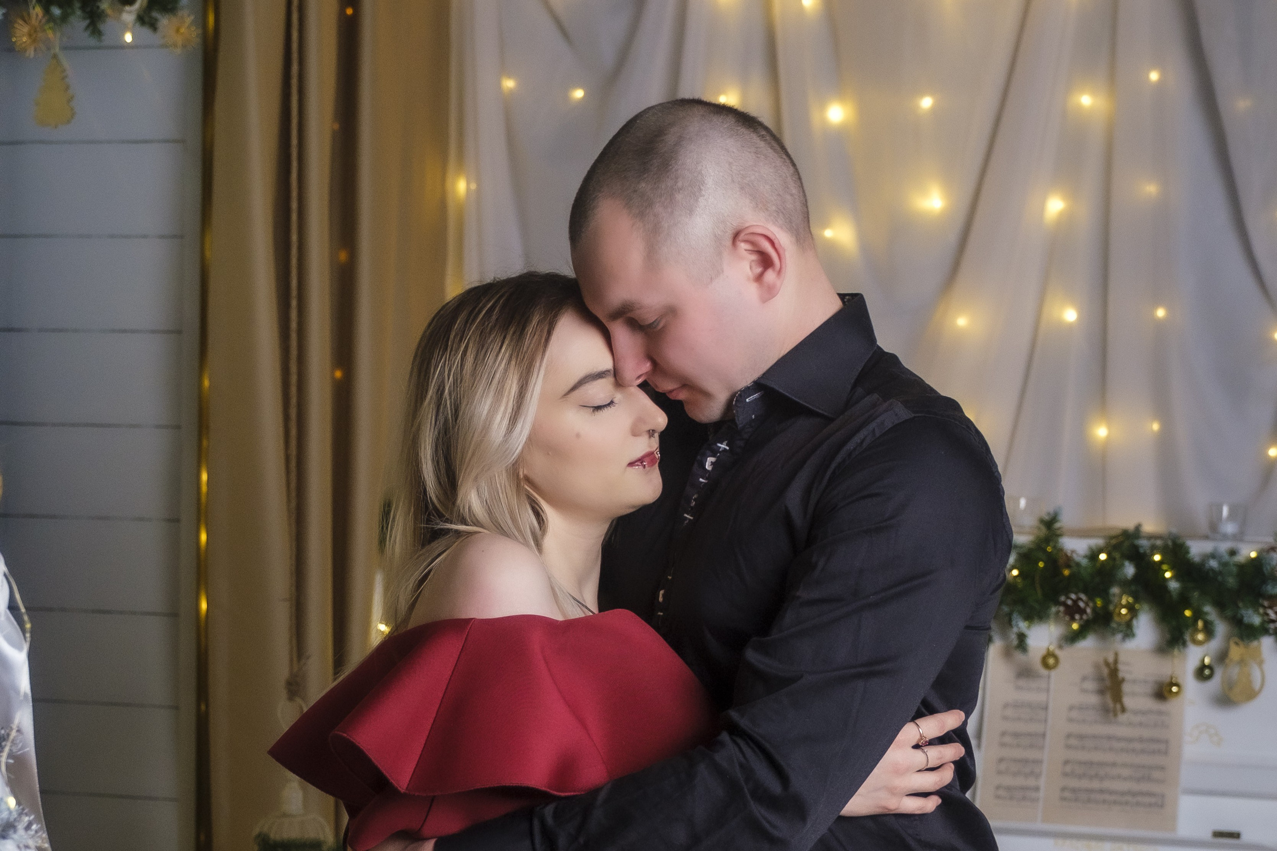 Влюблённая пара в объятиях с закрытыми глазами