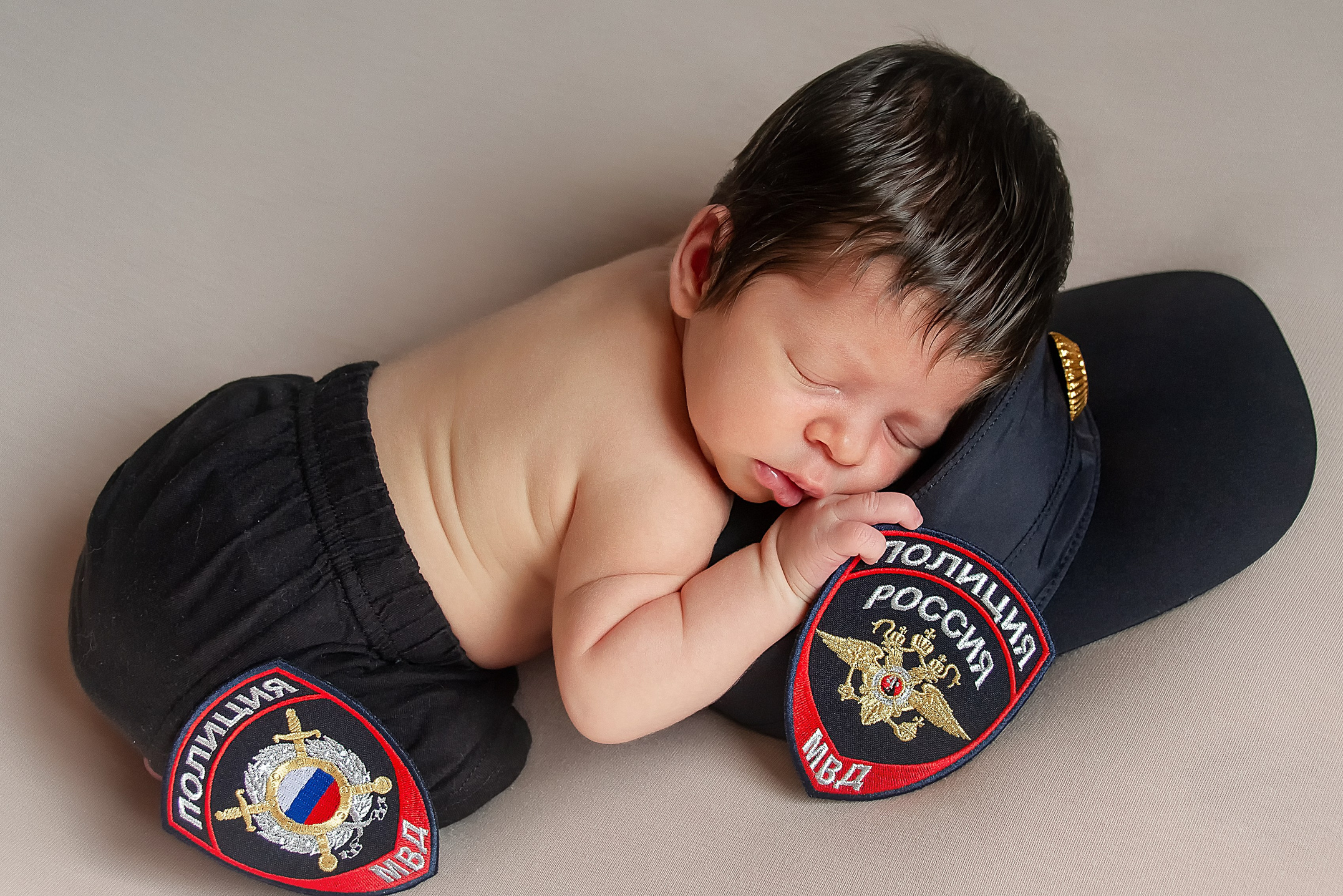 Фотосессия новорожденного с папой-полицейским в форме: нежность и защита