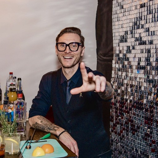 Бармен. Аренда лофта в СПб для мероприятий