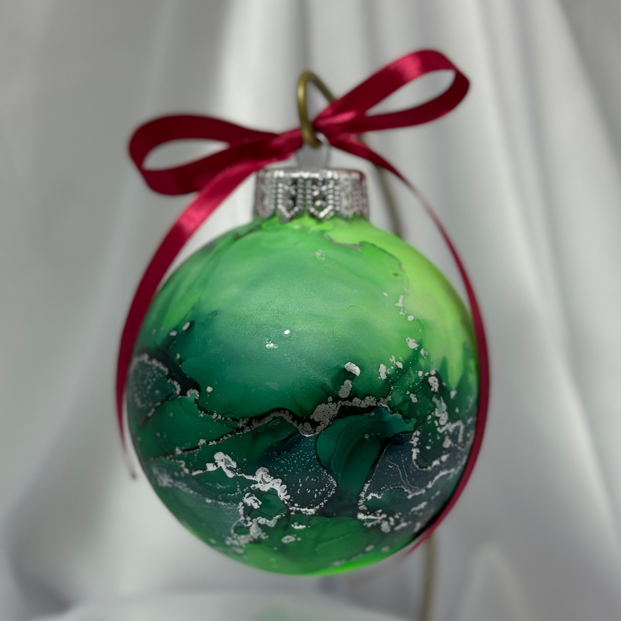Магазин ёлочных шаров с ручной художественной росписью. Художественная ручная роспись елочных шаров, корпоративные подарки и восковые аромасвечи