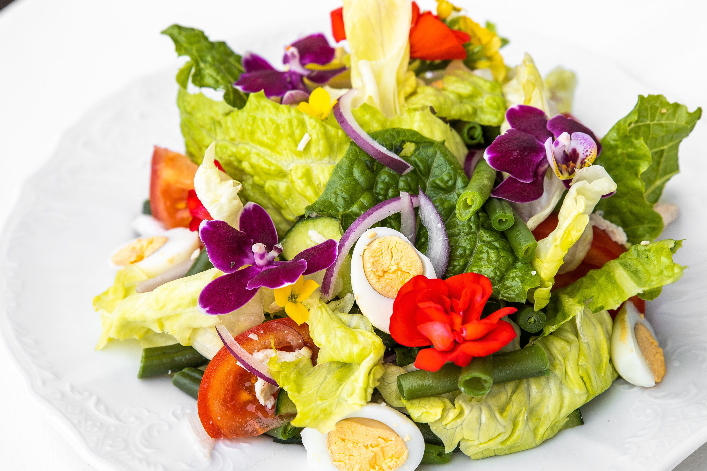 Меню с цветами Салат с курицей и йогуртом, оформленный фиалками  