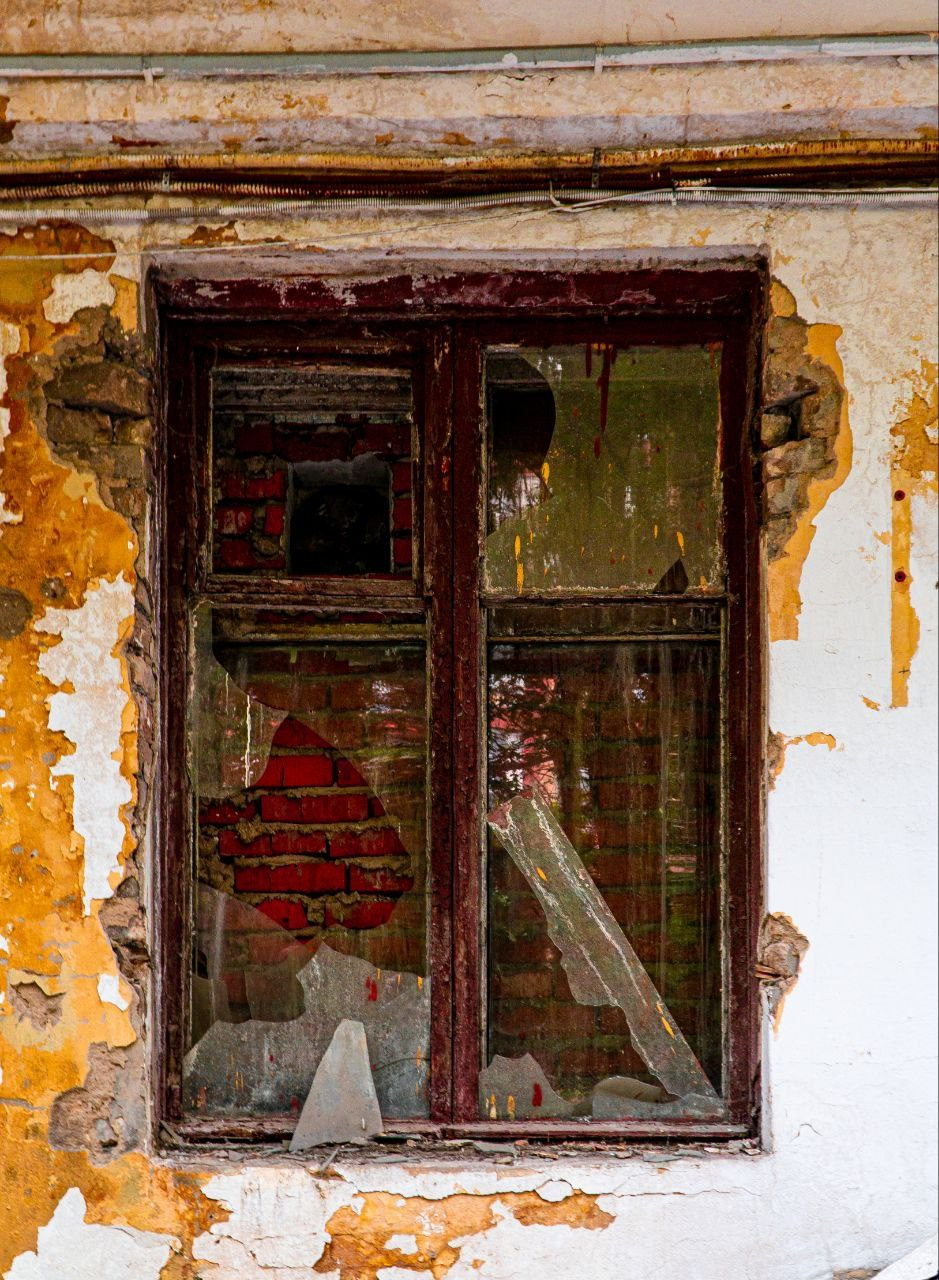 Кирпичный Савван — когда стена становится архивом боли. Вадим Топорёнок | Манифест теней