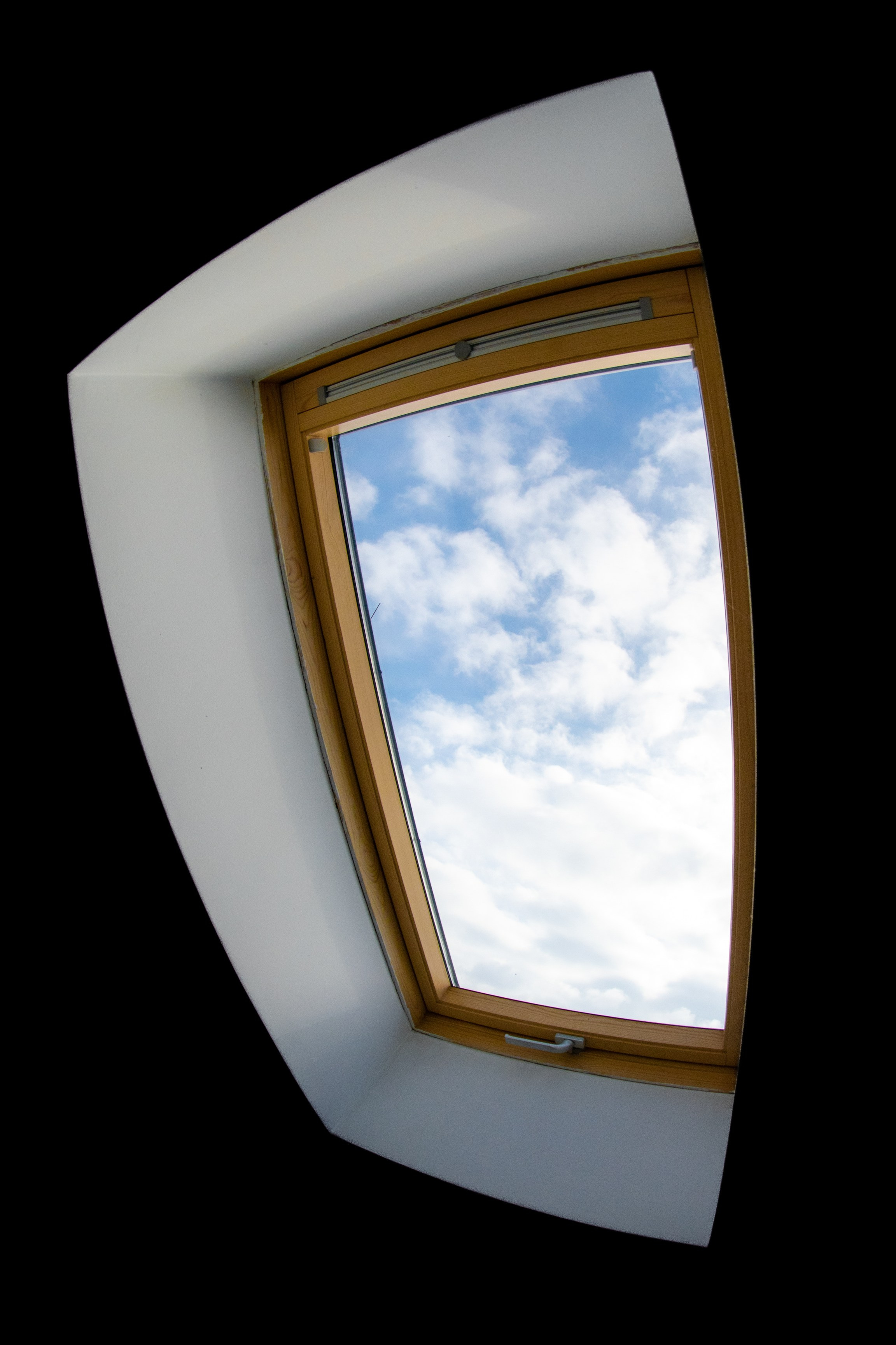 Вид на небо из изогнутого окна