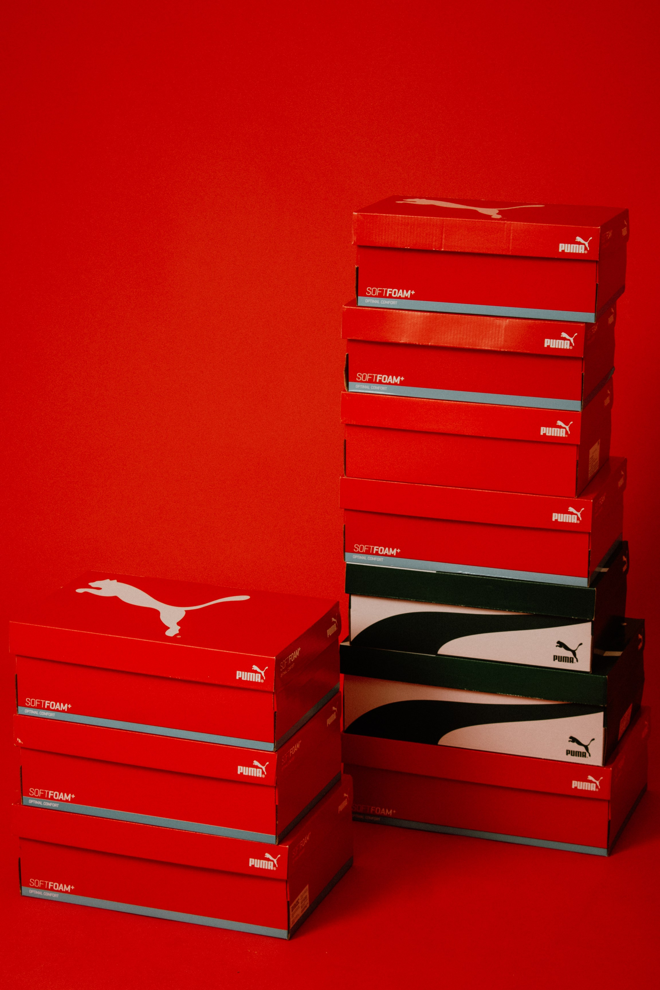 Красные обувные коробки puma на красном фоне