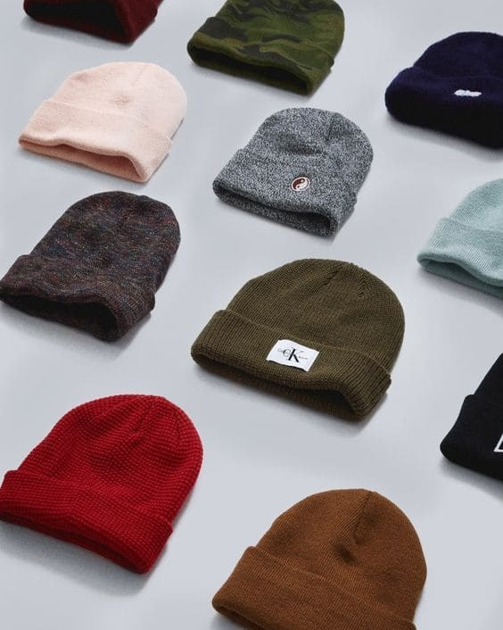 Предметная съемка головного убора в сложенной форме, акцент на компактности и деталях