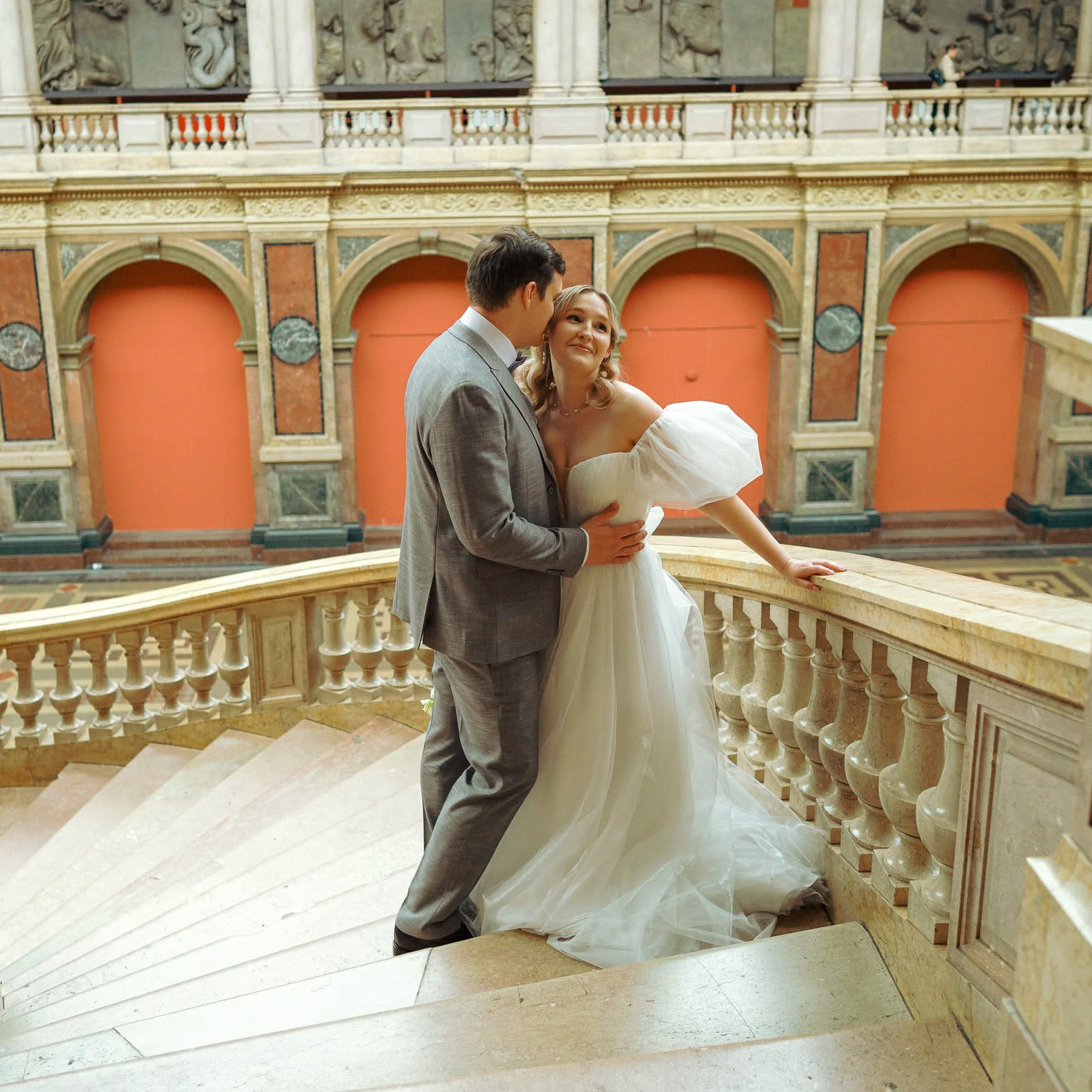 Деталь — бокал шампанского и рука невесты, камерная свадьба без банкета, перерыв в кафе