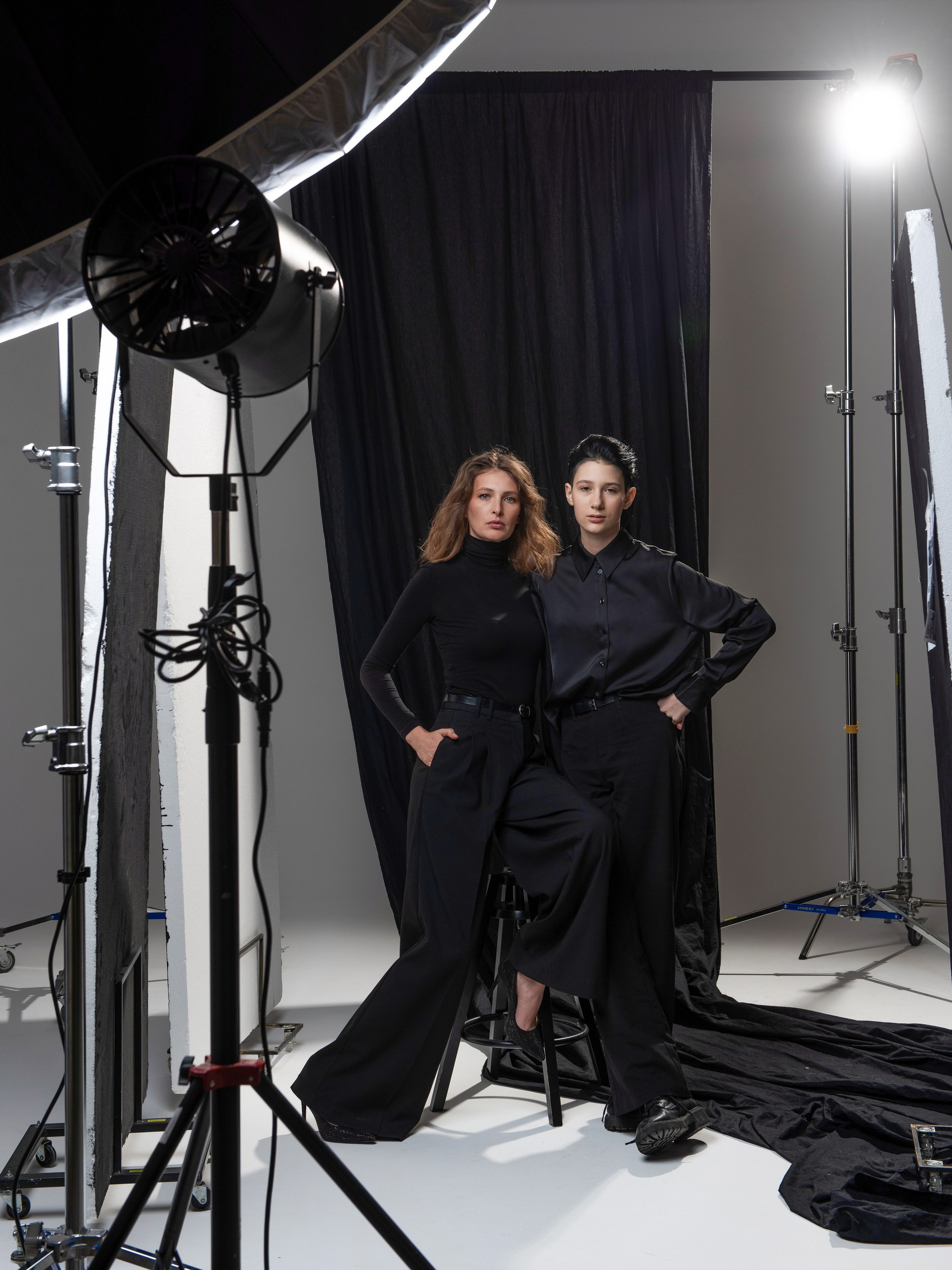 Студийная съёмка мамы и дочери в фотостудии