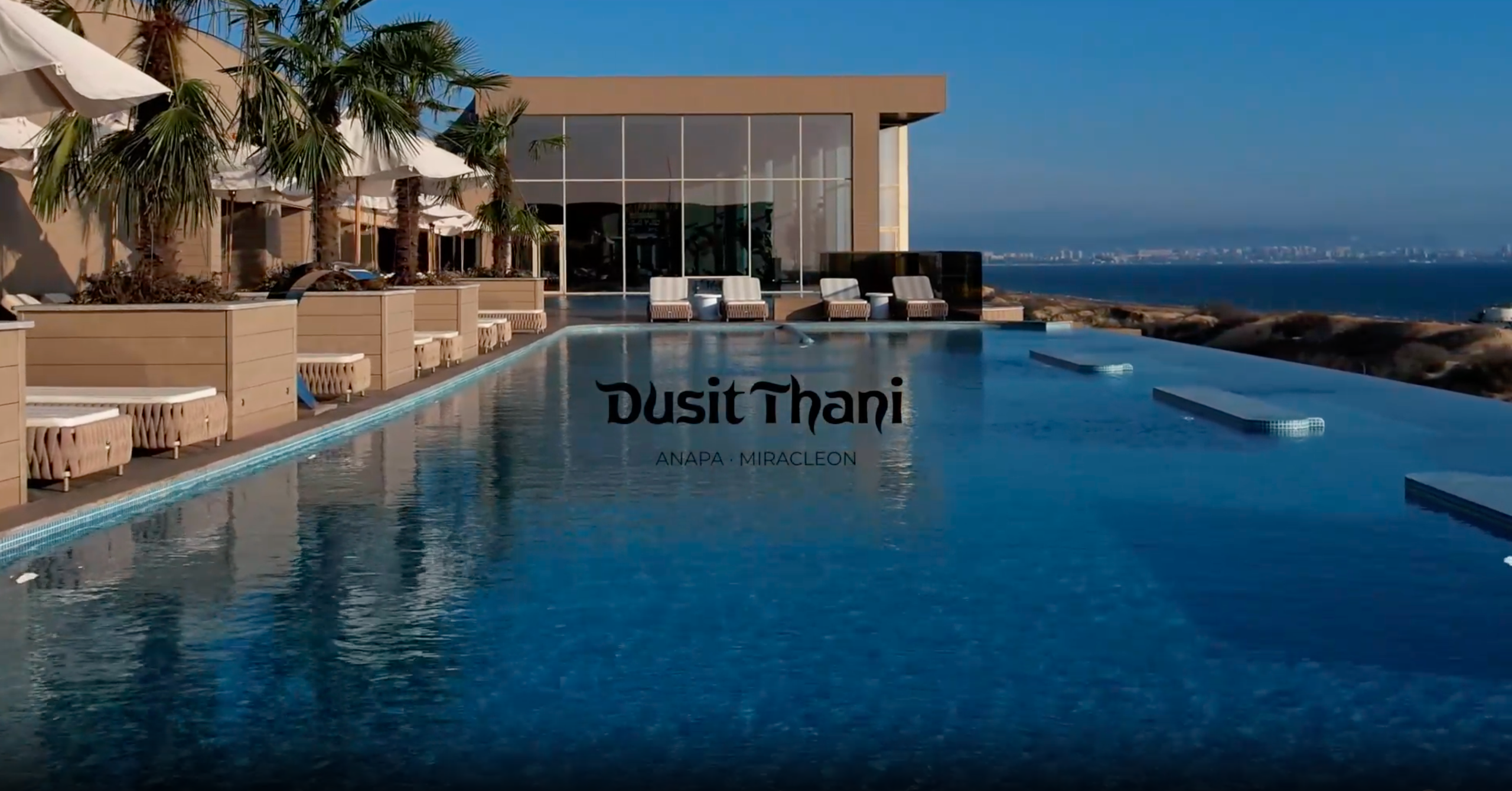 Панорамный инфинити-бассейн на крыше пятизвездочного отеля Miracleon Dusit Thani 5 звезд в Анапе, съемка с высоты, лакшери отдых на Черном море"