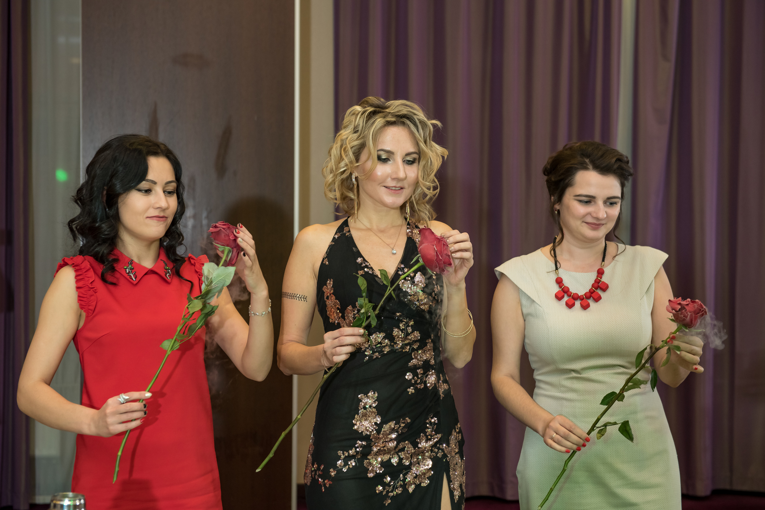 Девушки на корпоративе в руках замороженные розы