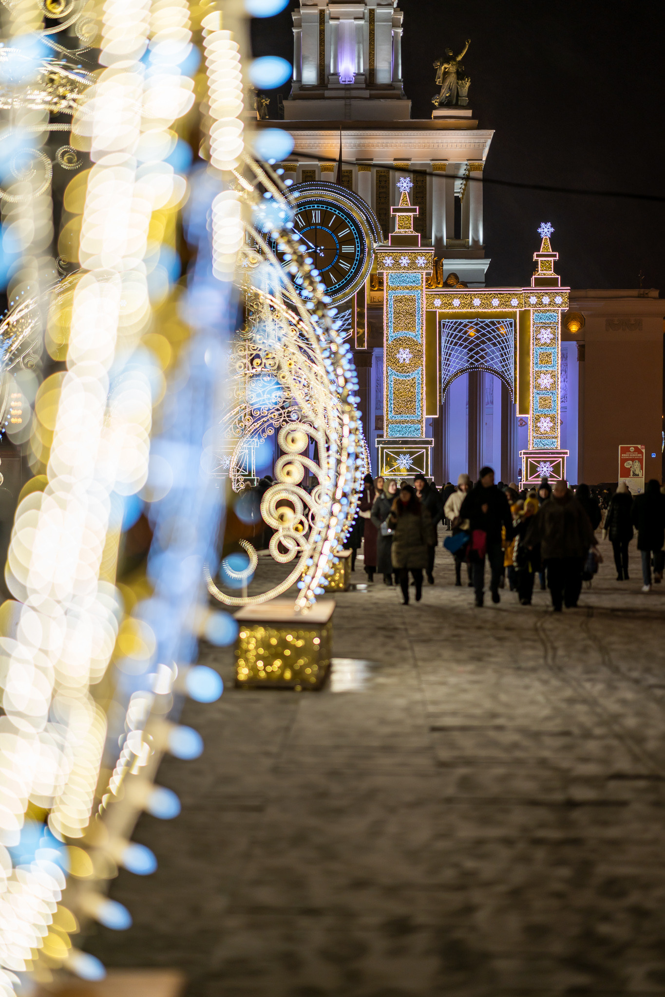 Новогодние украшения на ВДНХ в Москве