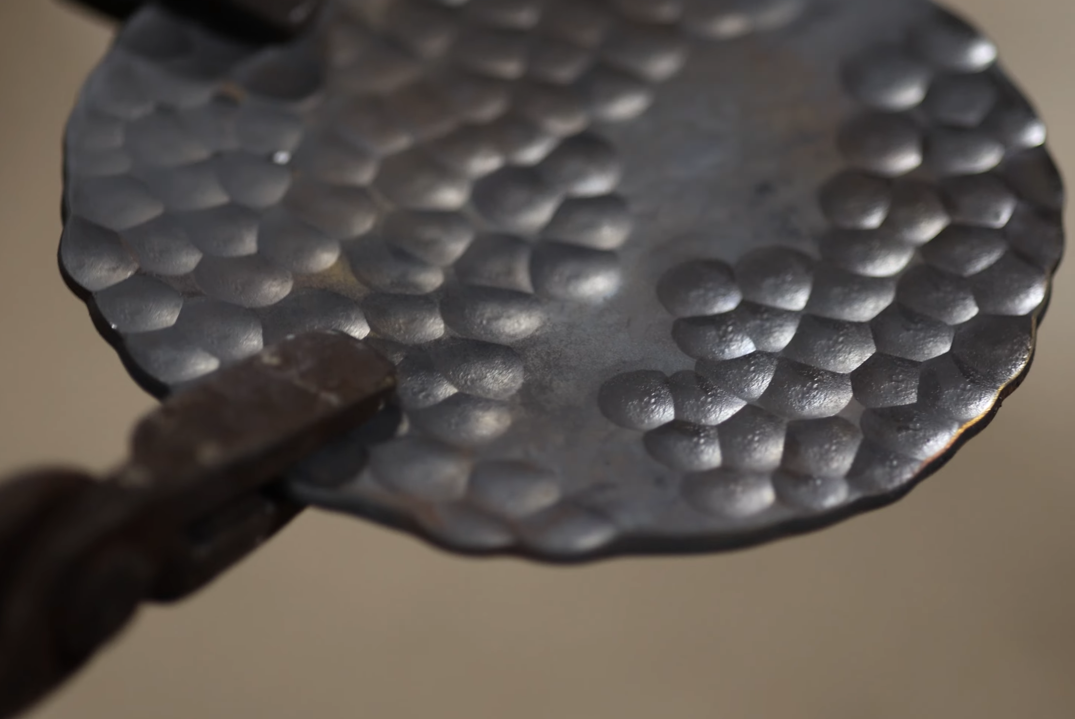 Искусство текстуры: Создание фактур на металле при ковке. Металл и Пламя — студия дизайна