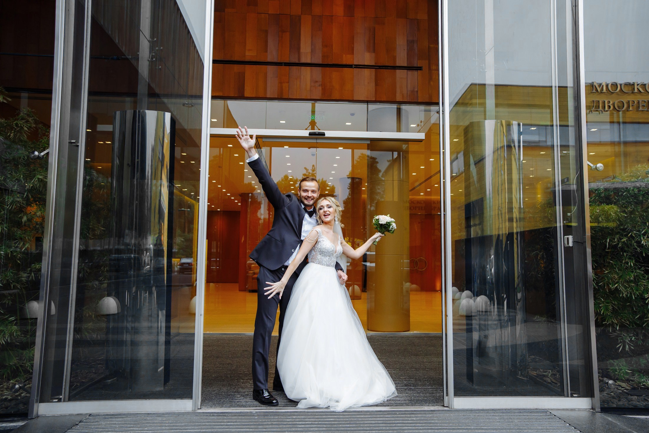 Молодожены выходят из ЗАГСа в Барвиха Luxury Village
