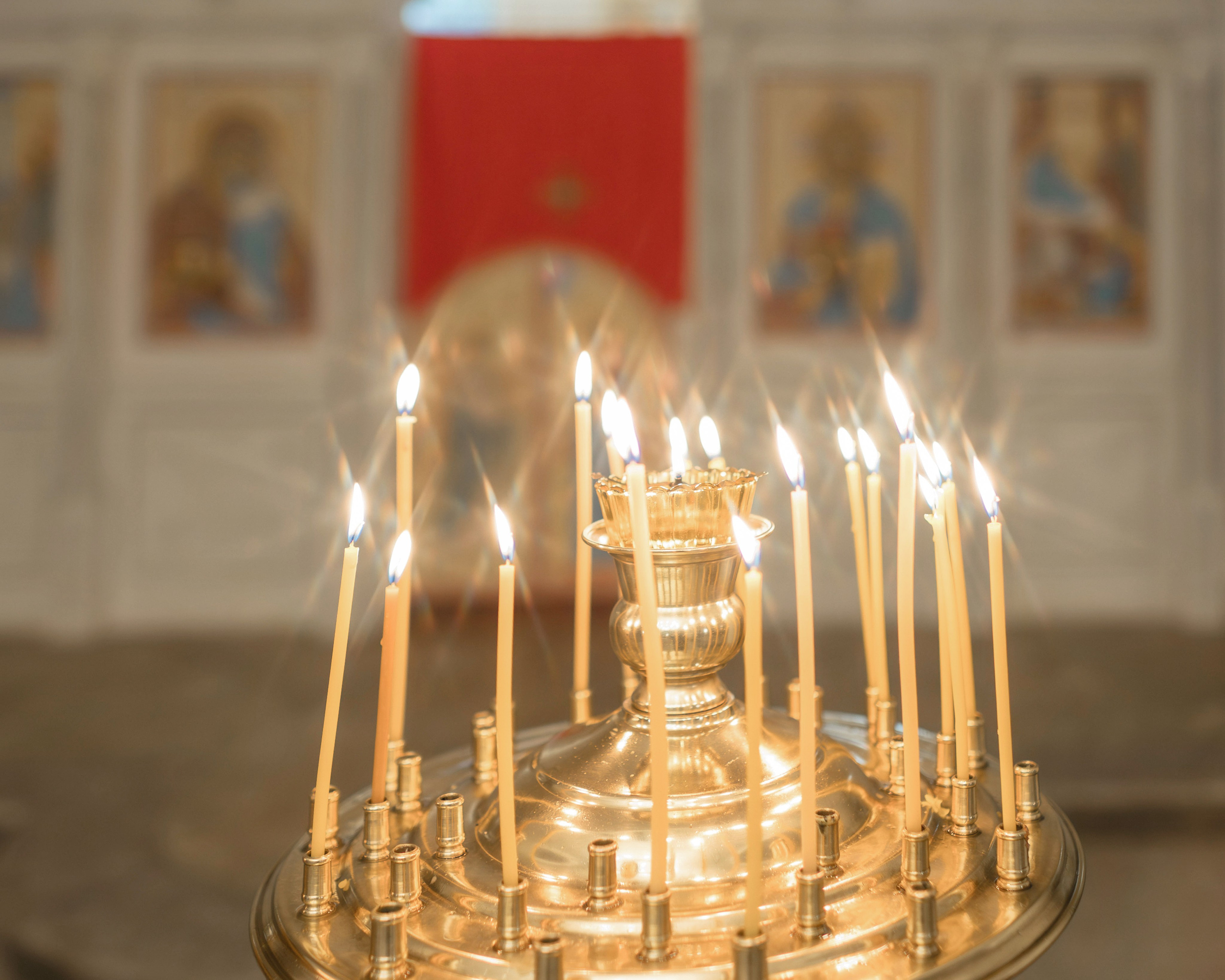 Тёплая атмосфера Таинства крещения в православном храме.