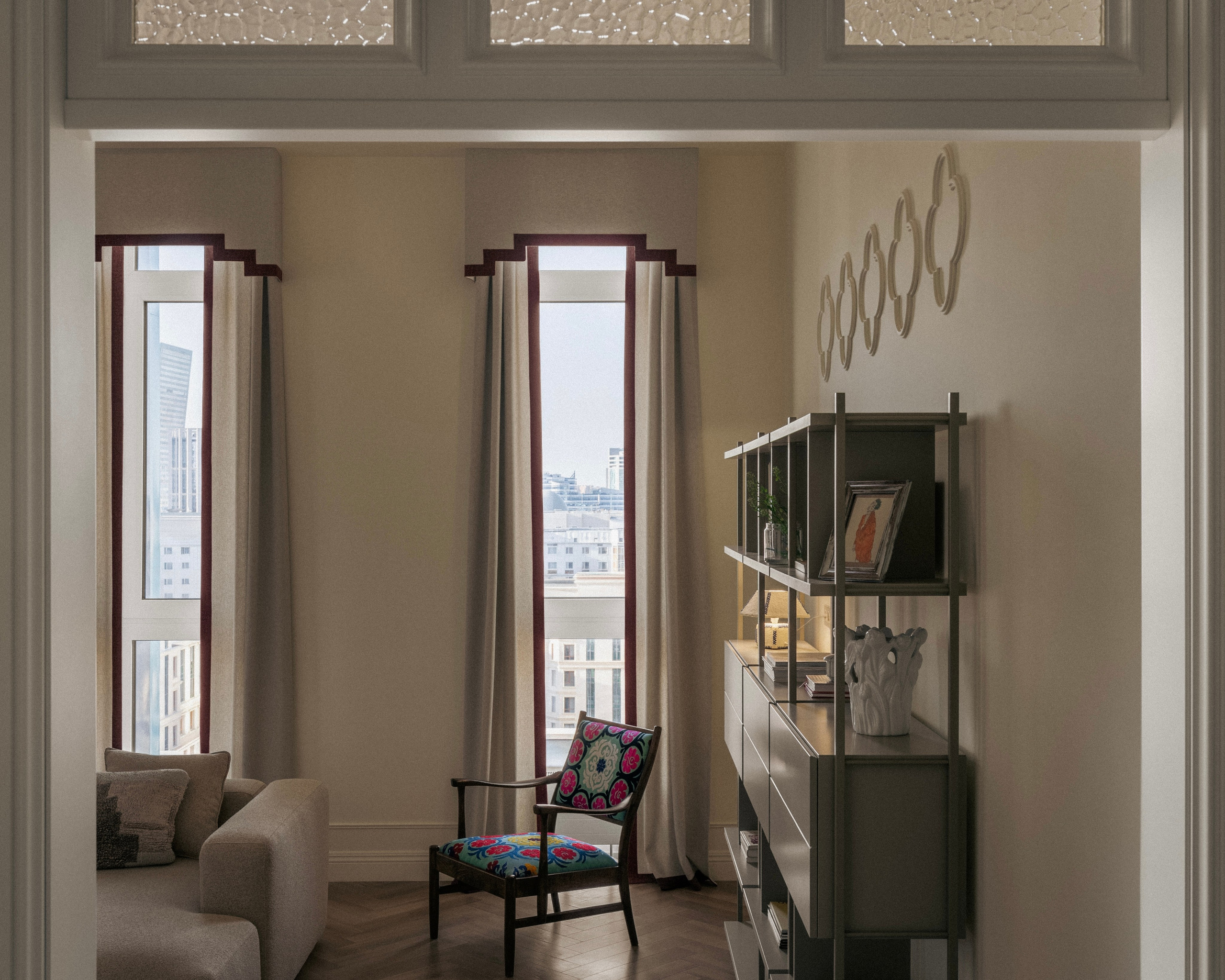 Интерьер гостиной с высокими окнами, архитектурная съёмка квартиры Астана, интерьерная фотография для дизайнеров, MadWhite