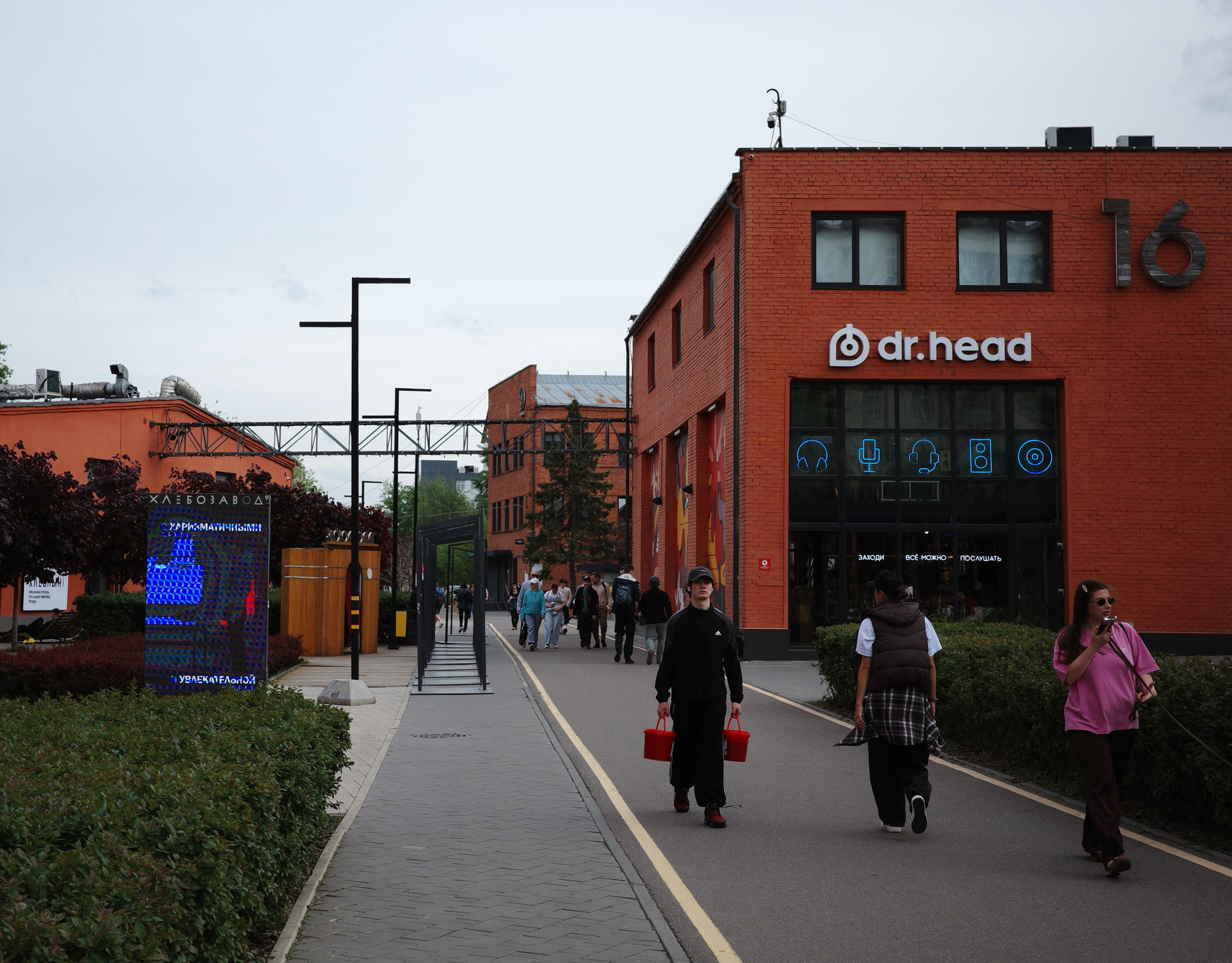 Фотопрогулка по Дизайн-заводу (бывш. «Flacon») и арт-пространству «Хлебозавод» на Дмитровской. Проект «Фотокладовка»: блог уличной фотографии в формате street photo